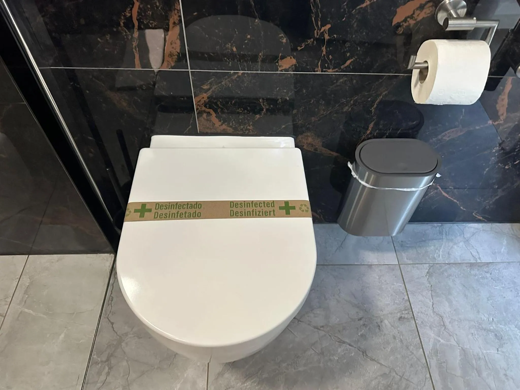 Toilet in Ferienwohnung im Hamburger Straße-2