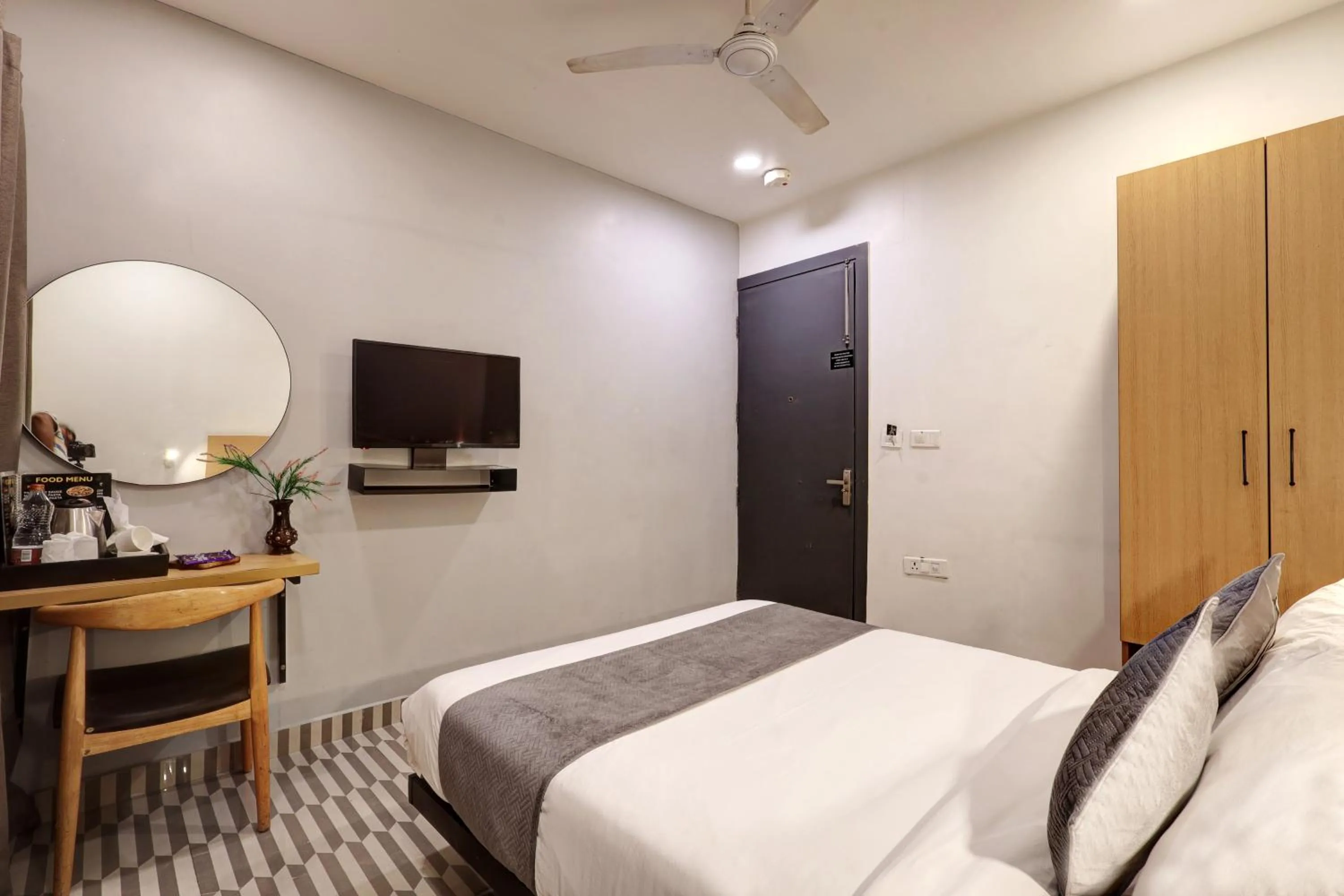 Bed in Hotel The Rasa Near Welcome Metro Station