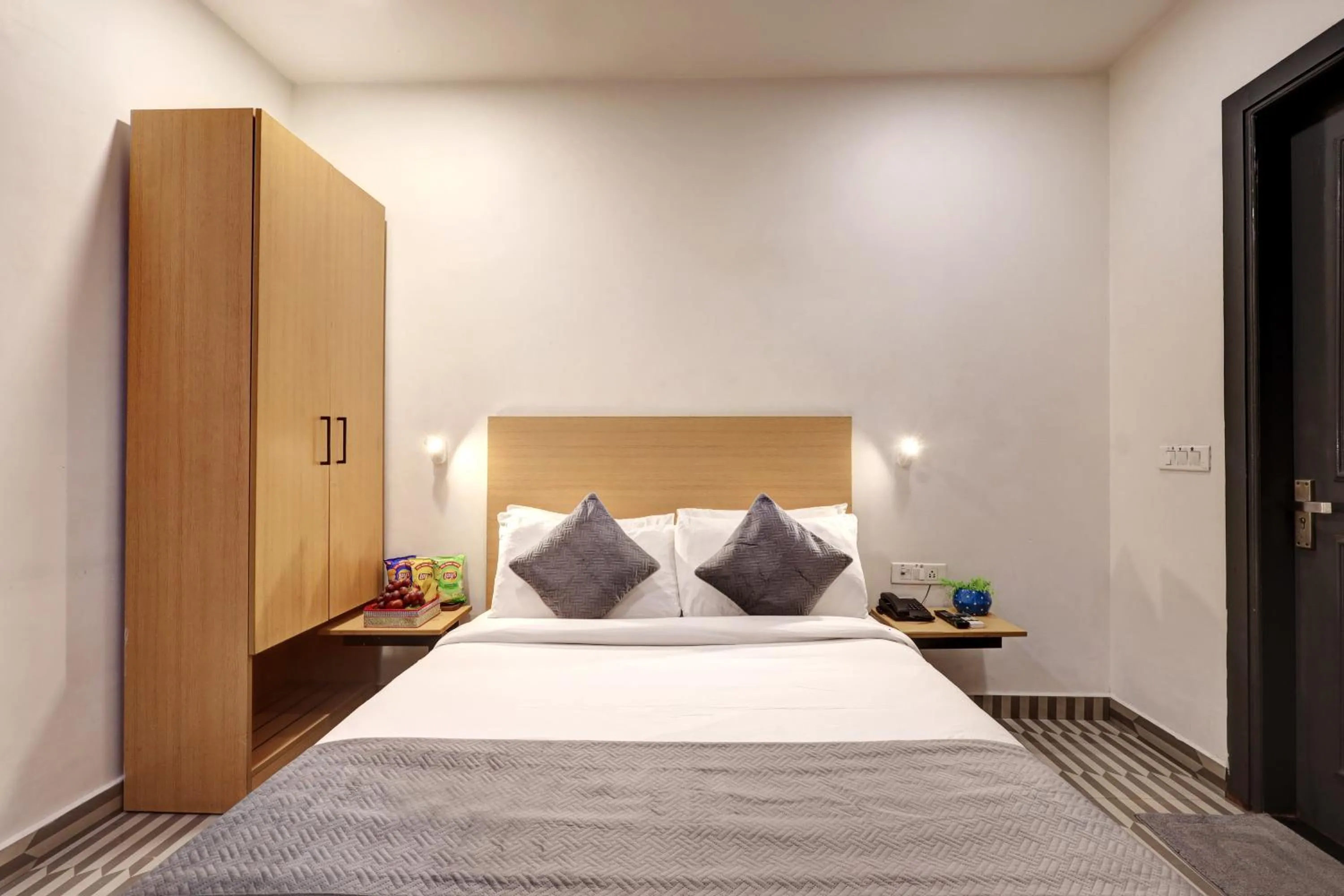 Bed in Hotel The Rasa Near Welcome Metro Station