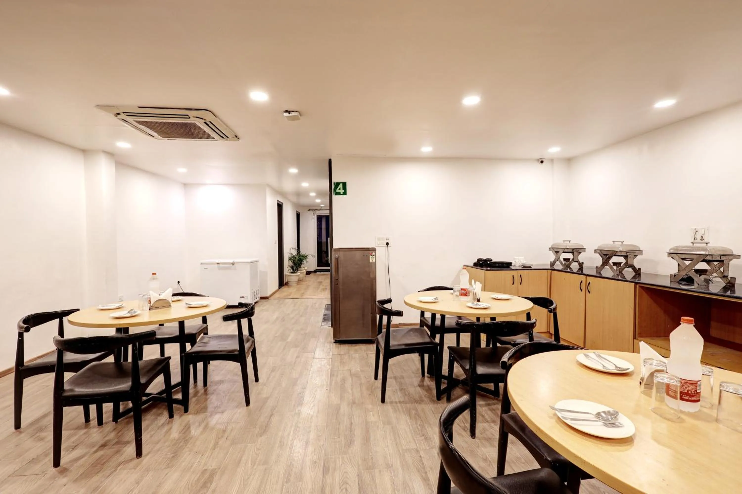 Restaurant/places to eat in Hotel The Rasa Near Welcome Metro Station