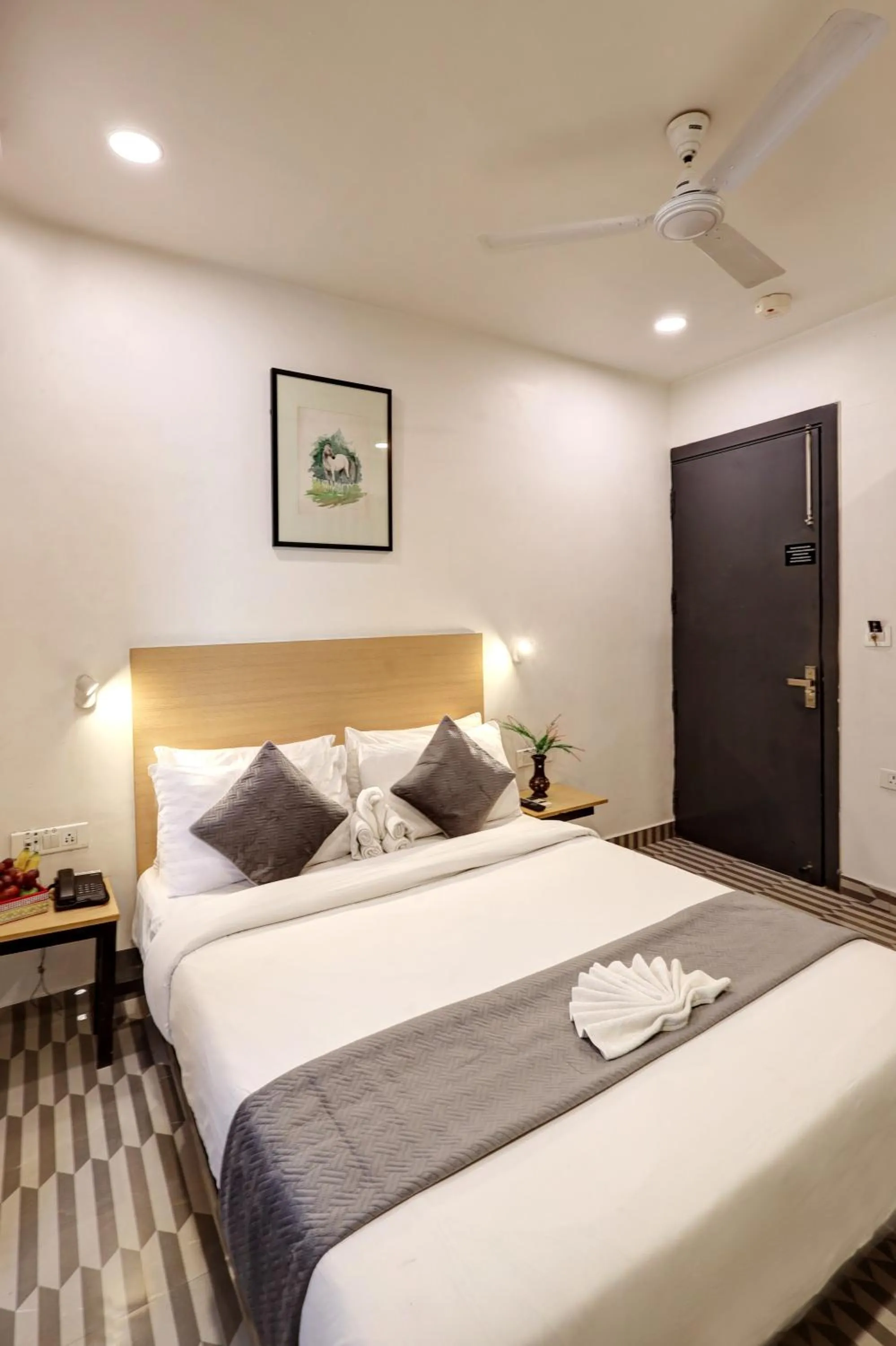 Bed in Hotel The Rasa Near Welcome Metro Station