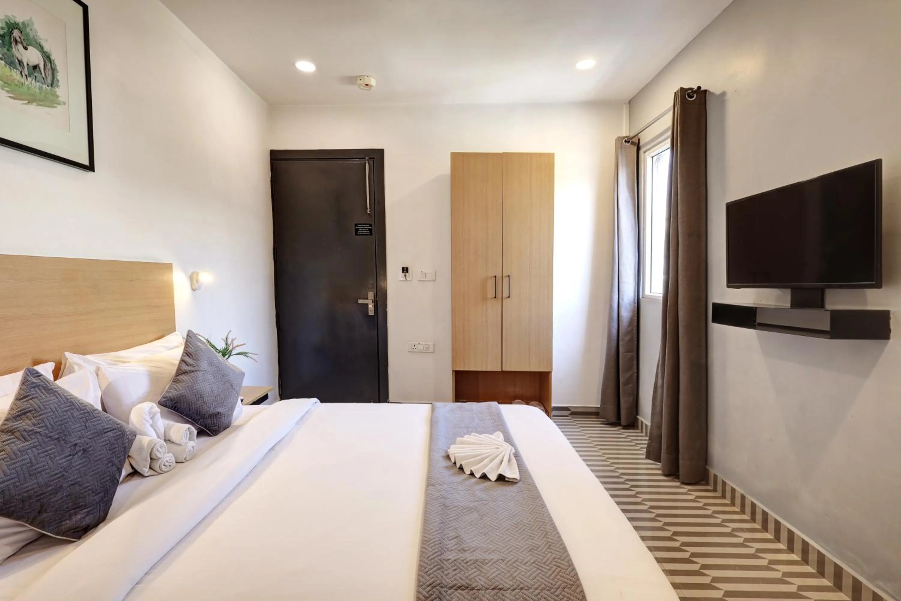 Communal lounge/ TV room, Bed in Hotel The Rasa Near Welcome Metro Station