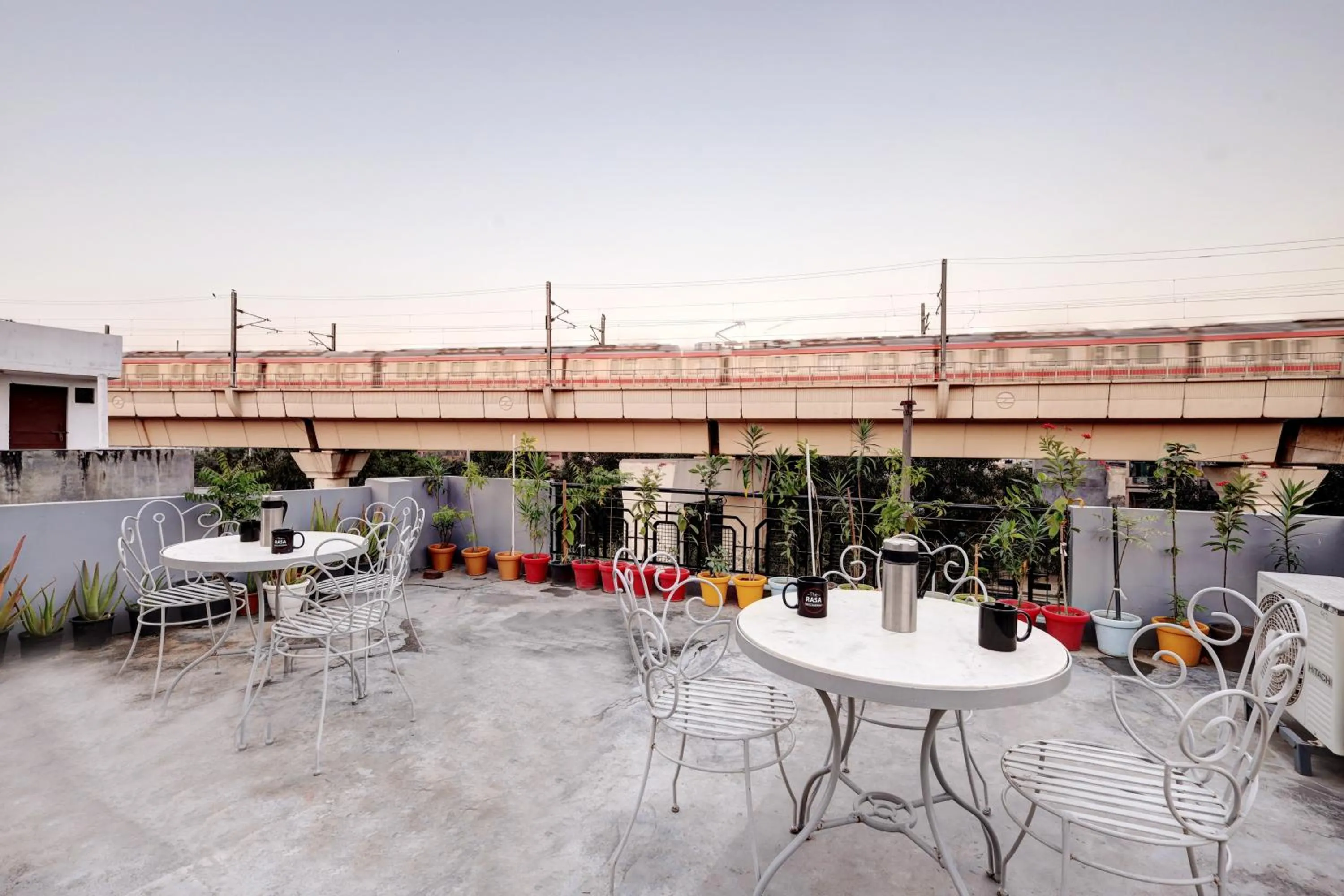 Restaurant/places to eat in Hotel The Rasa Near Welcome Metro Station