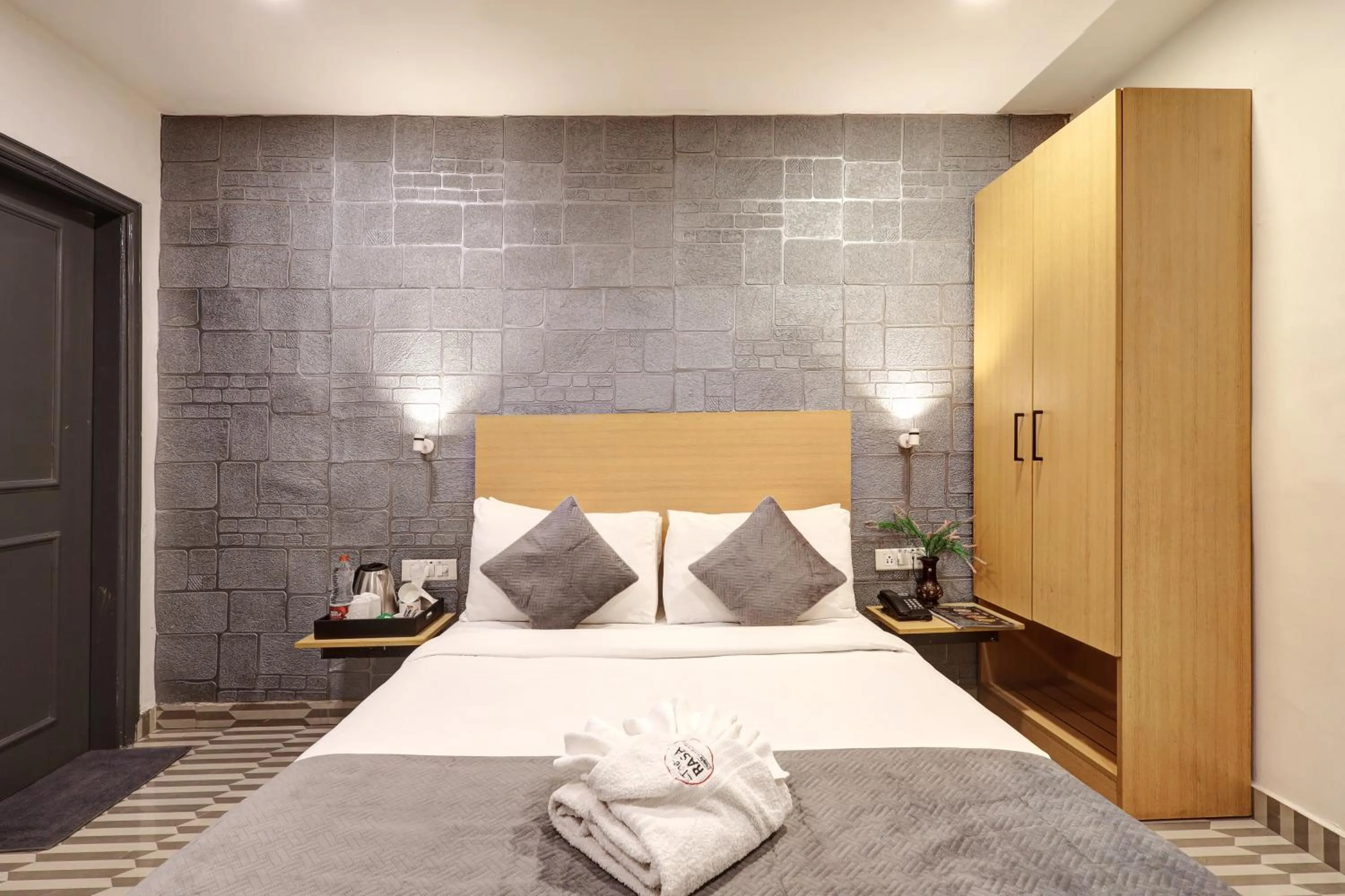 Bed in Hotel The Rasa Near Welcome Metro Station