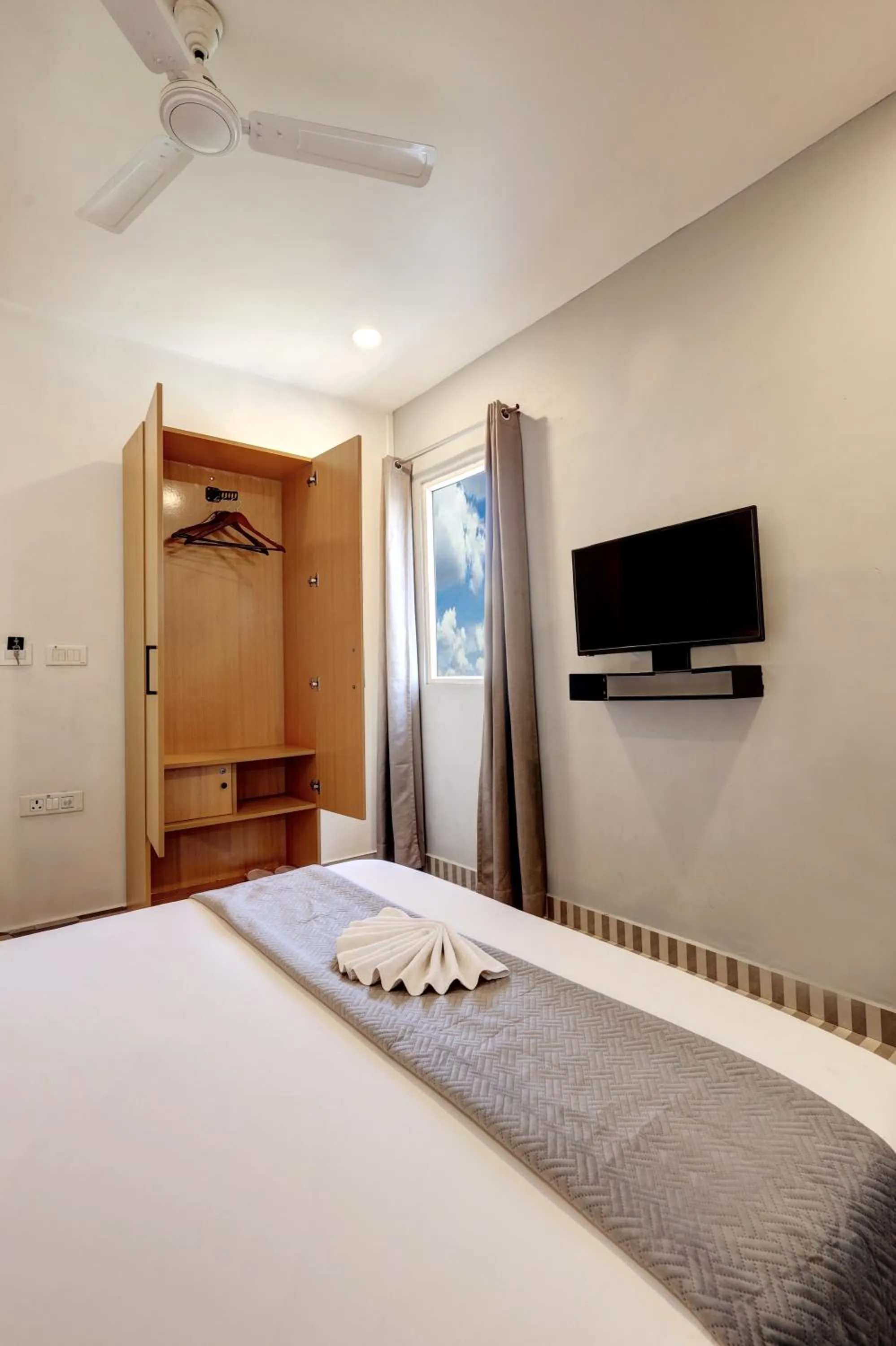 Bed in Hotel The Rasa Near Welcome Metro Station