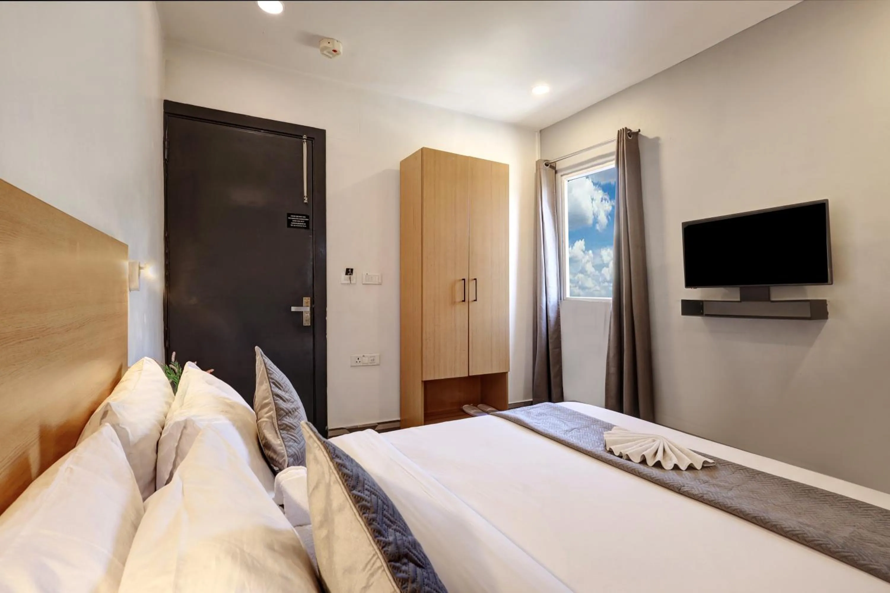 Bed in Hotel The Rasa Near Welcome Metro Station