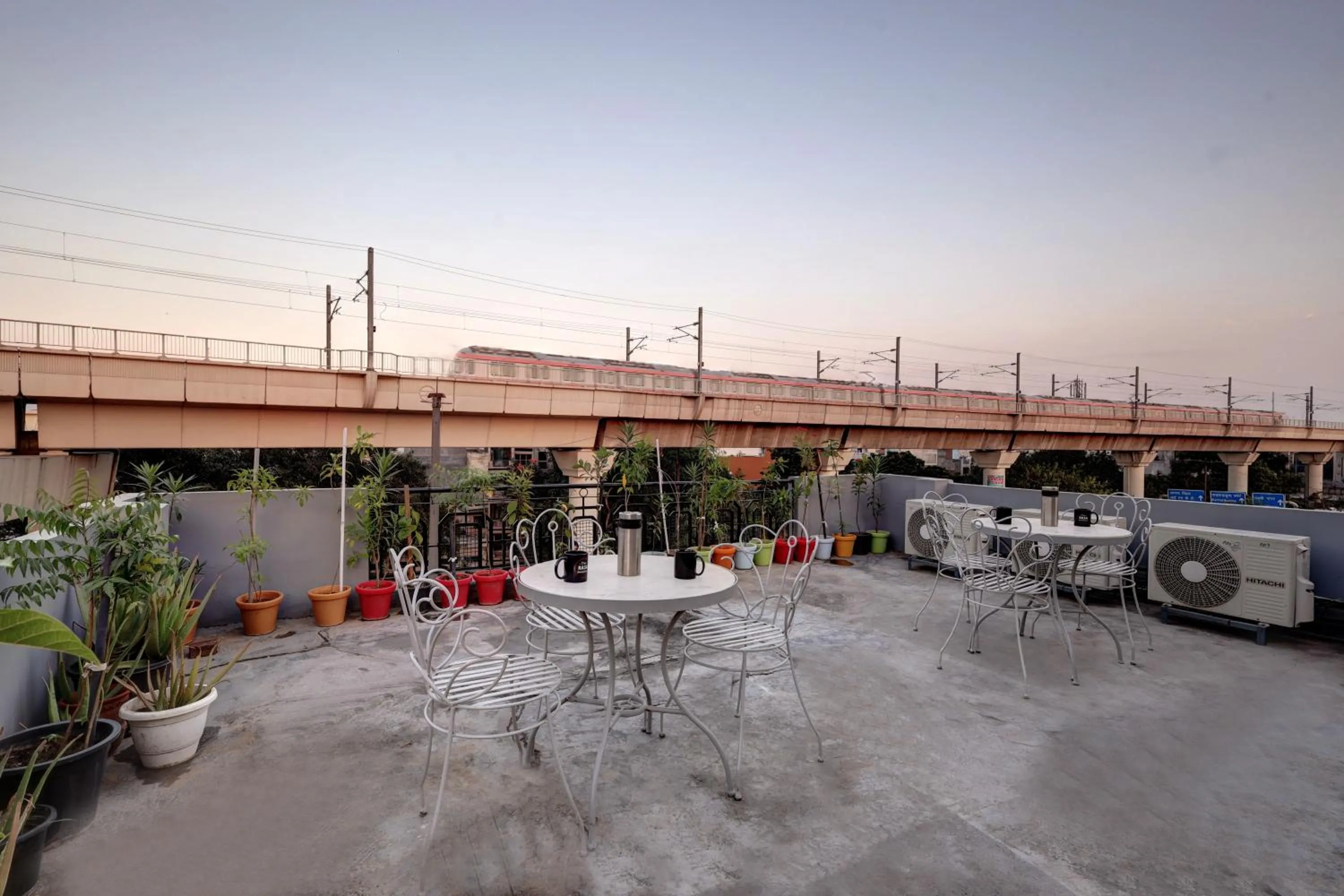 Day in Hotel The Rasa Near Welcome Metro Station