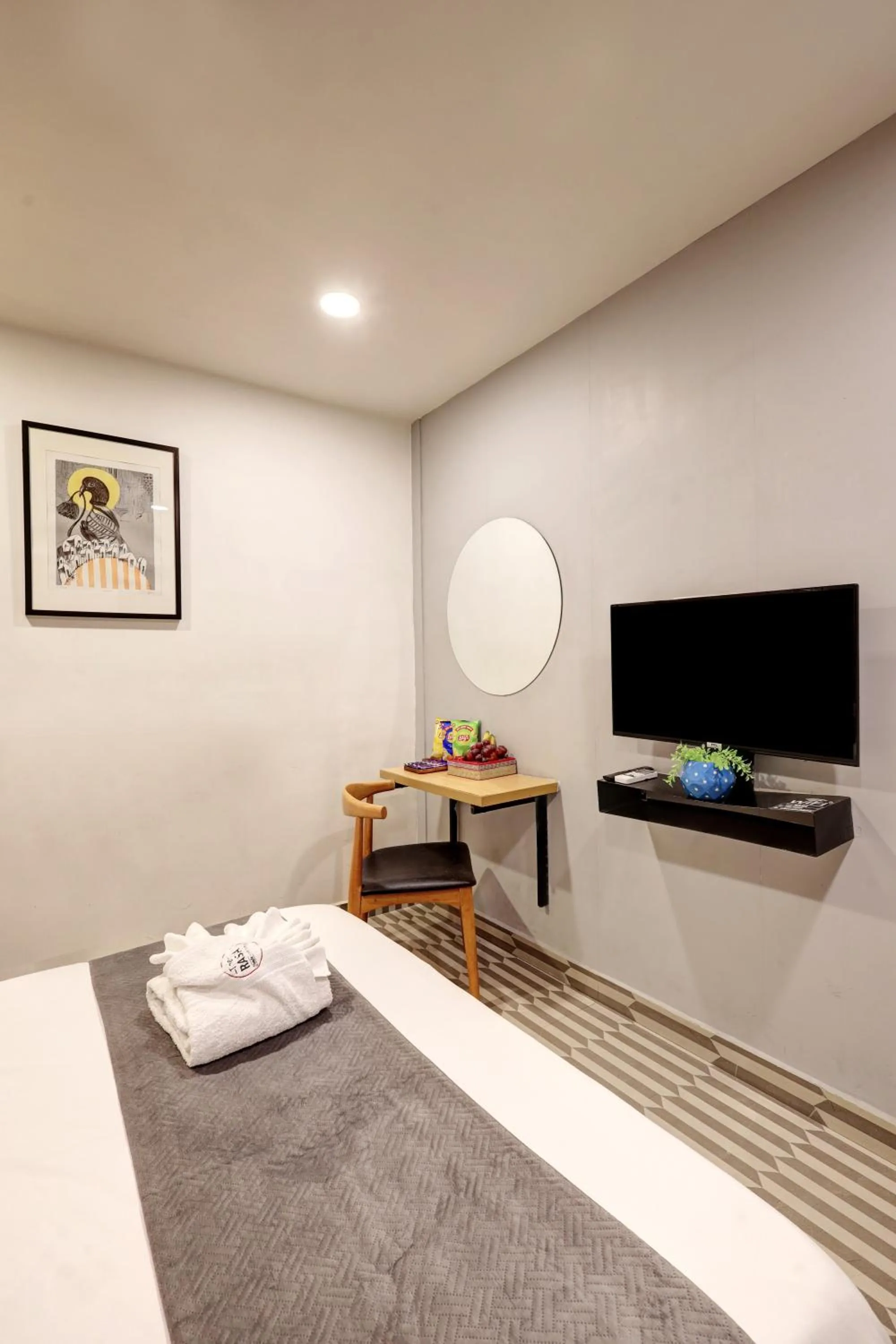 Bed in Hotel The Rasa Near Welcome Metro Station