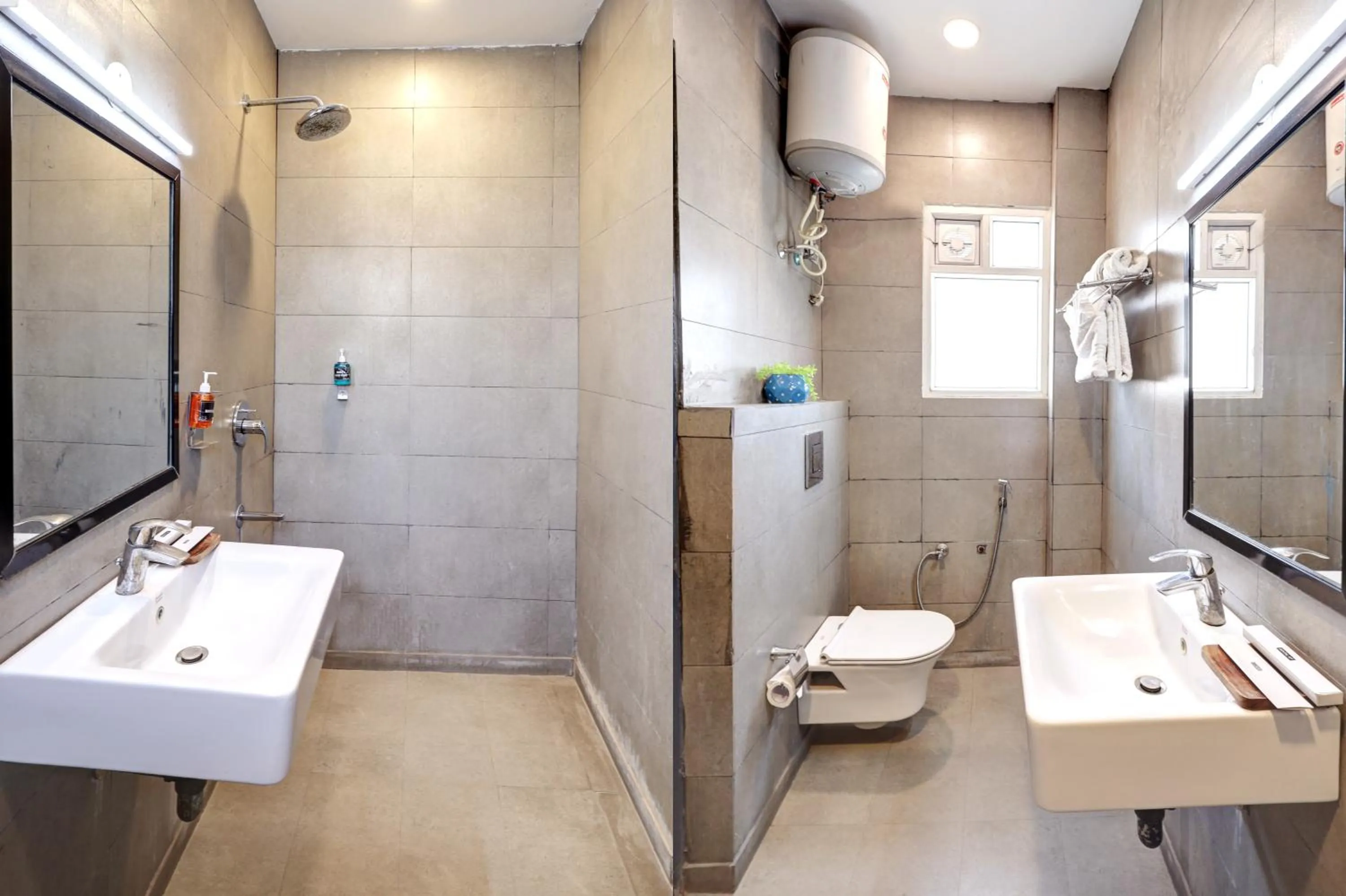 Shower in Hotel The Rasa Near Welcome Metro Station