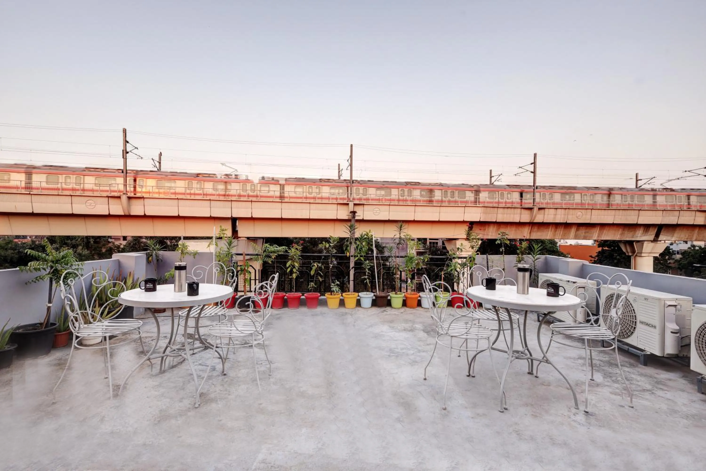 Restaurant/places to eat in Hotel The Rasa Near Welcome Metro Station