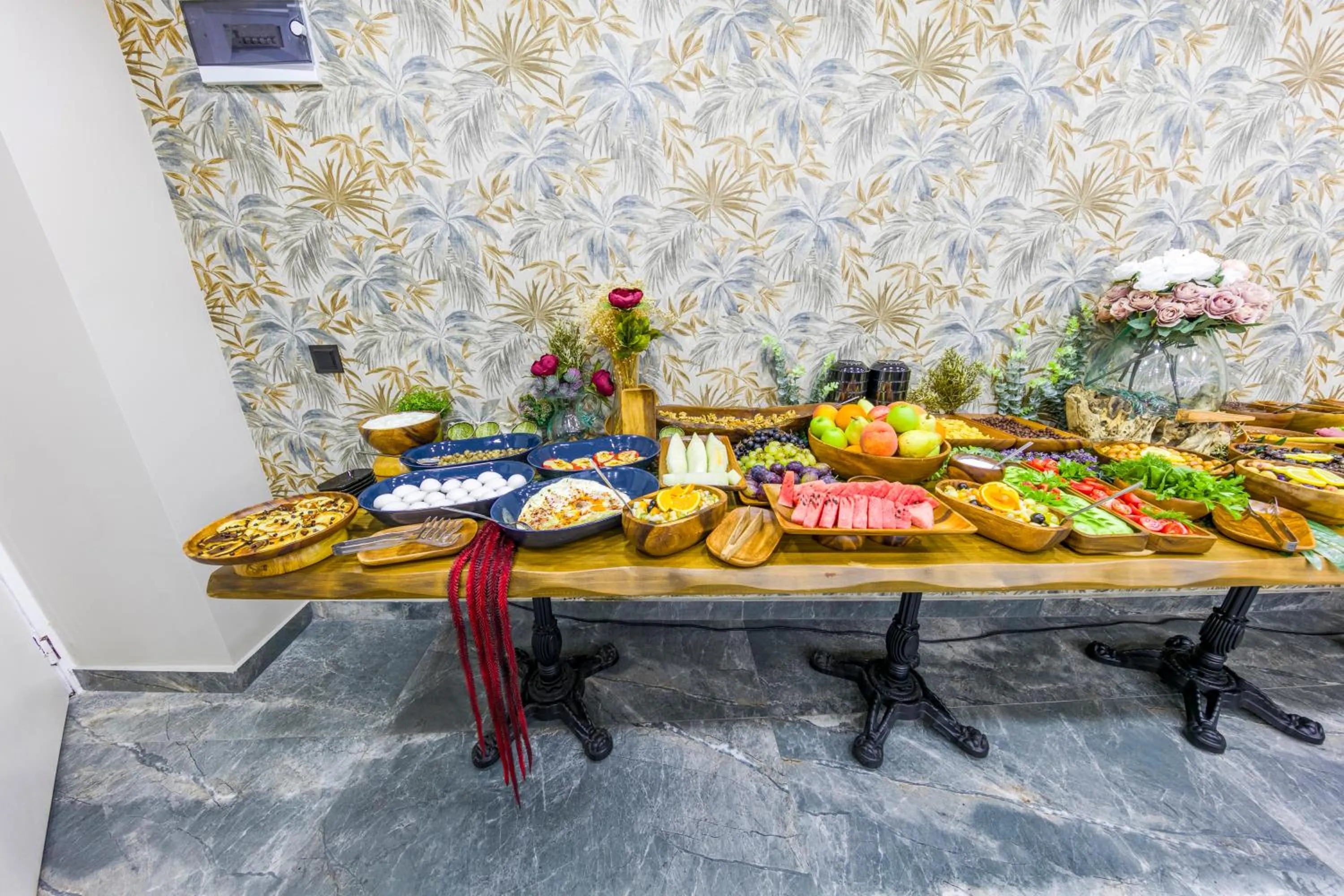 Food and drinks in Golden Bazaar hotel