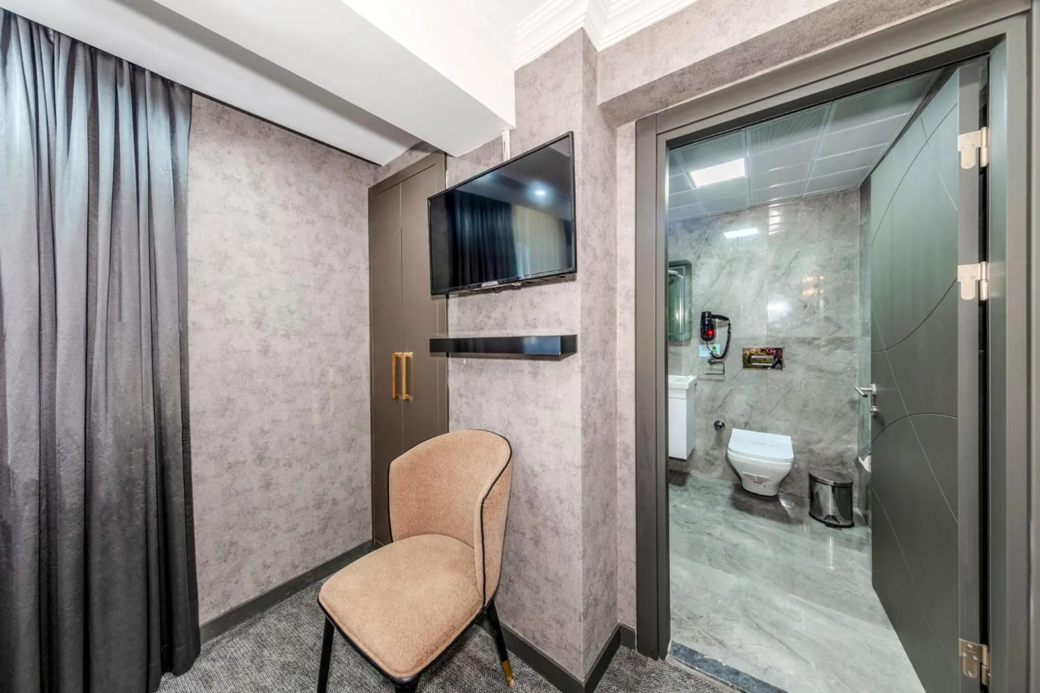 Toilet in Golden Bazaar hotel