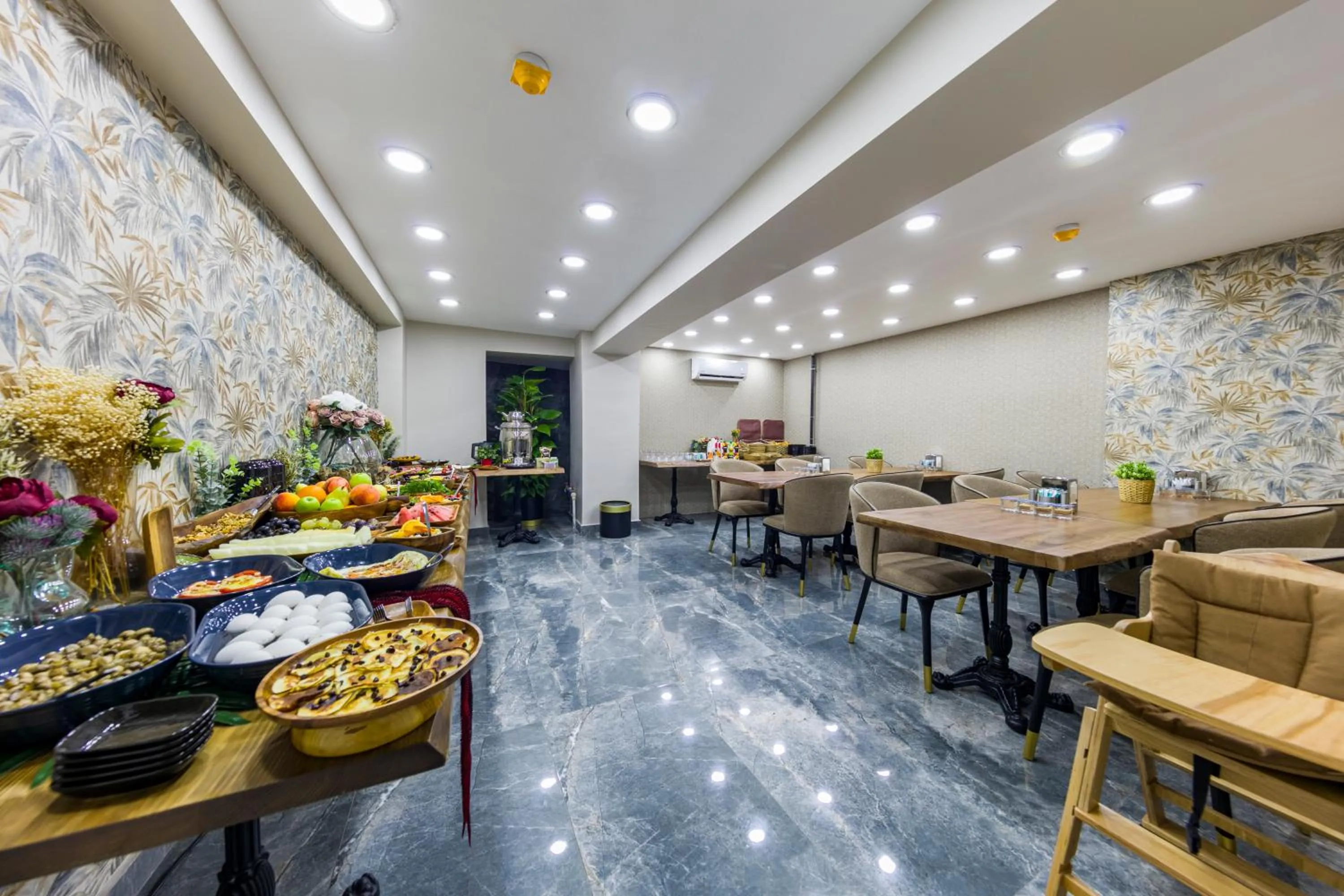 Restaurant/places to eat in Golden Bazaar hotel