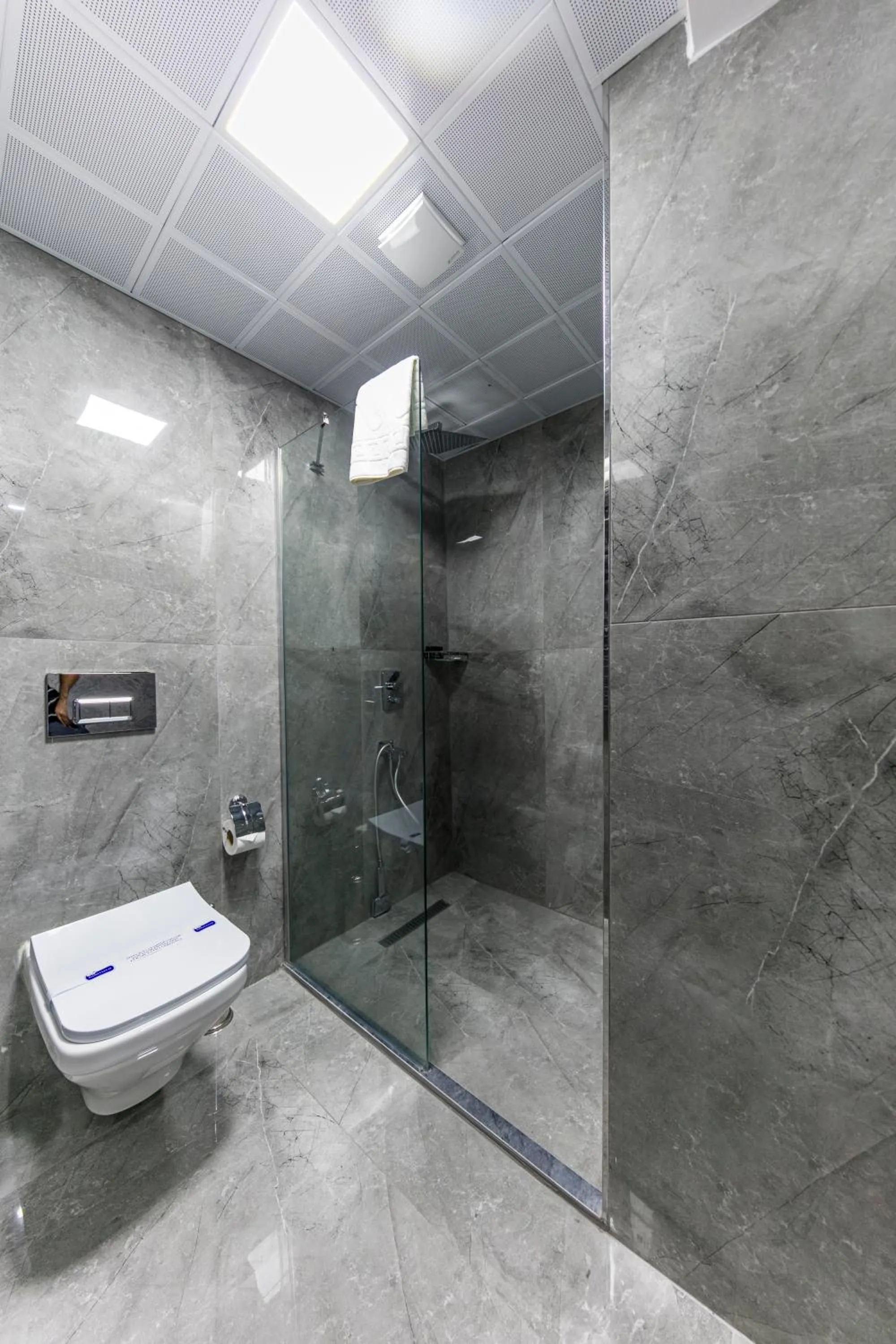 Toilet in Golden Bazaar hotel