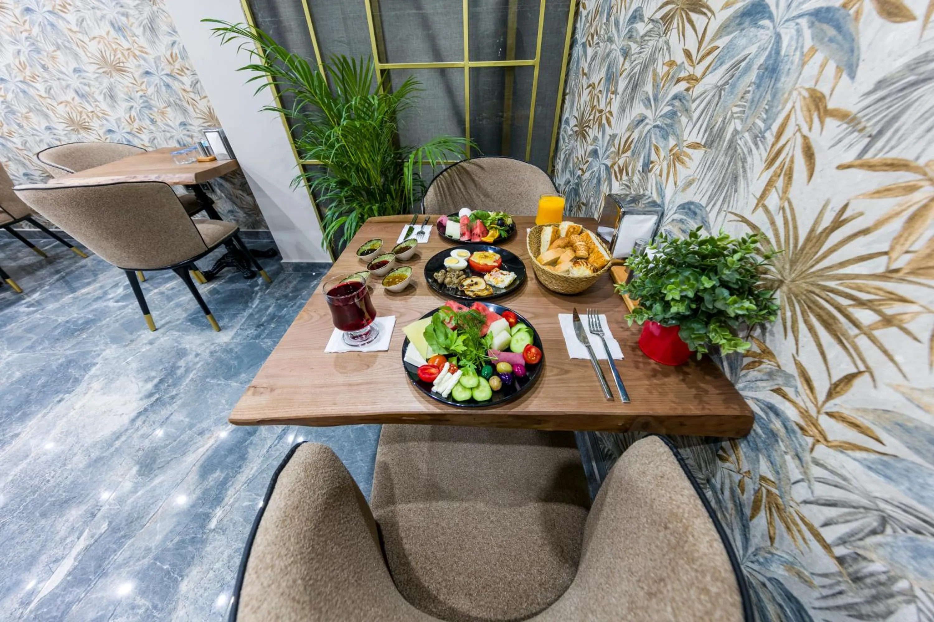 Food and drinks in Golden Bazaar hotel