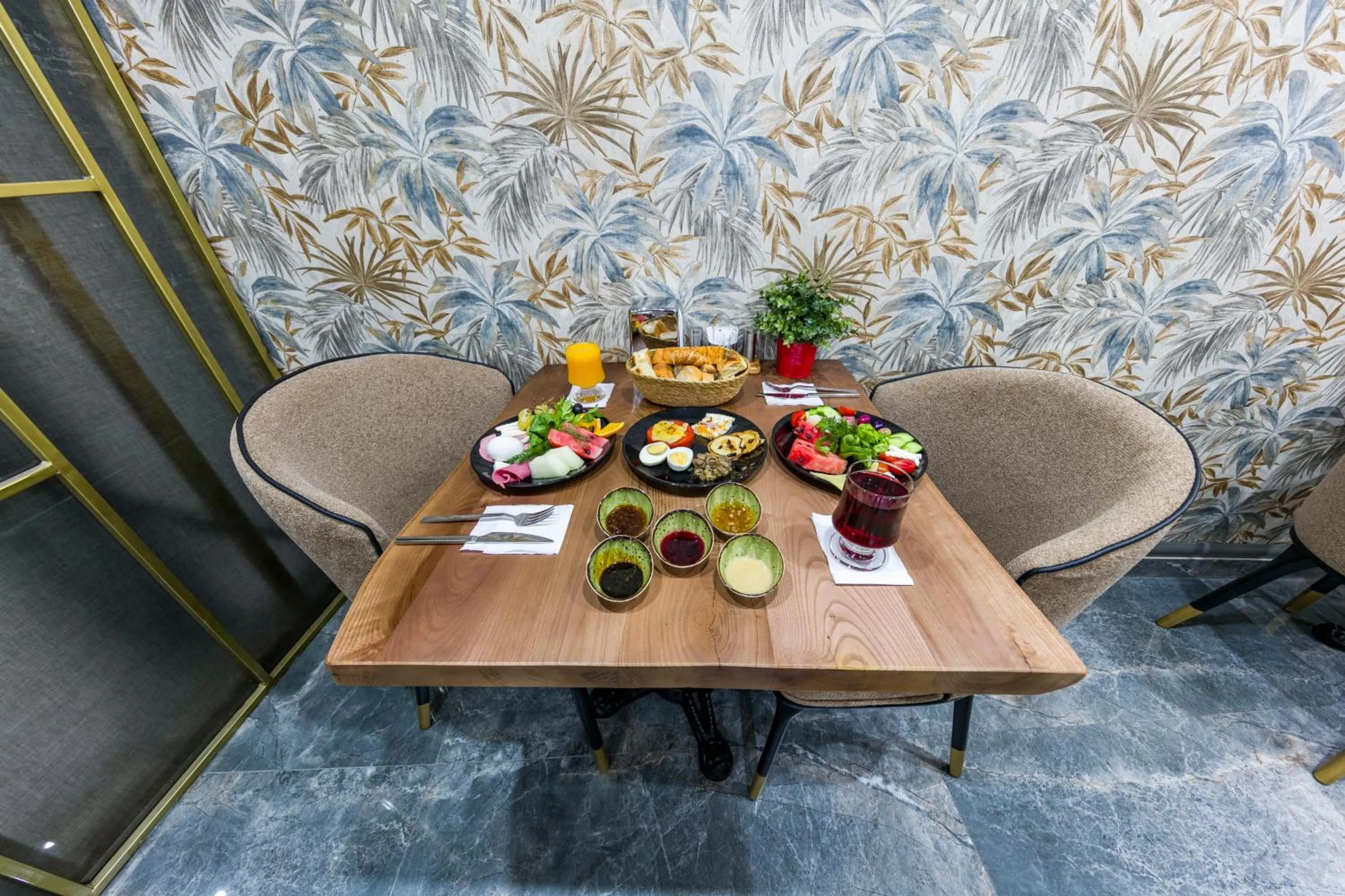 Food and drinks in Golden Bazaar hotel