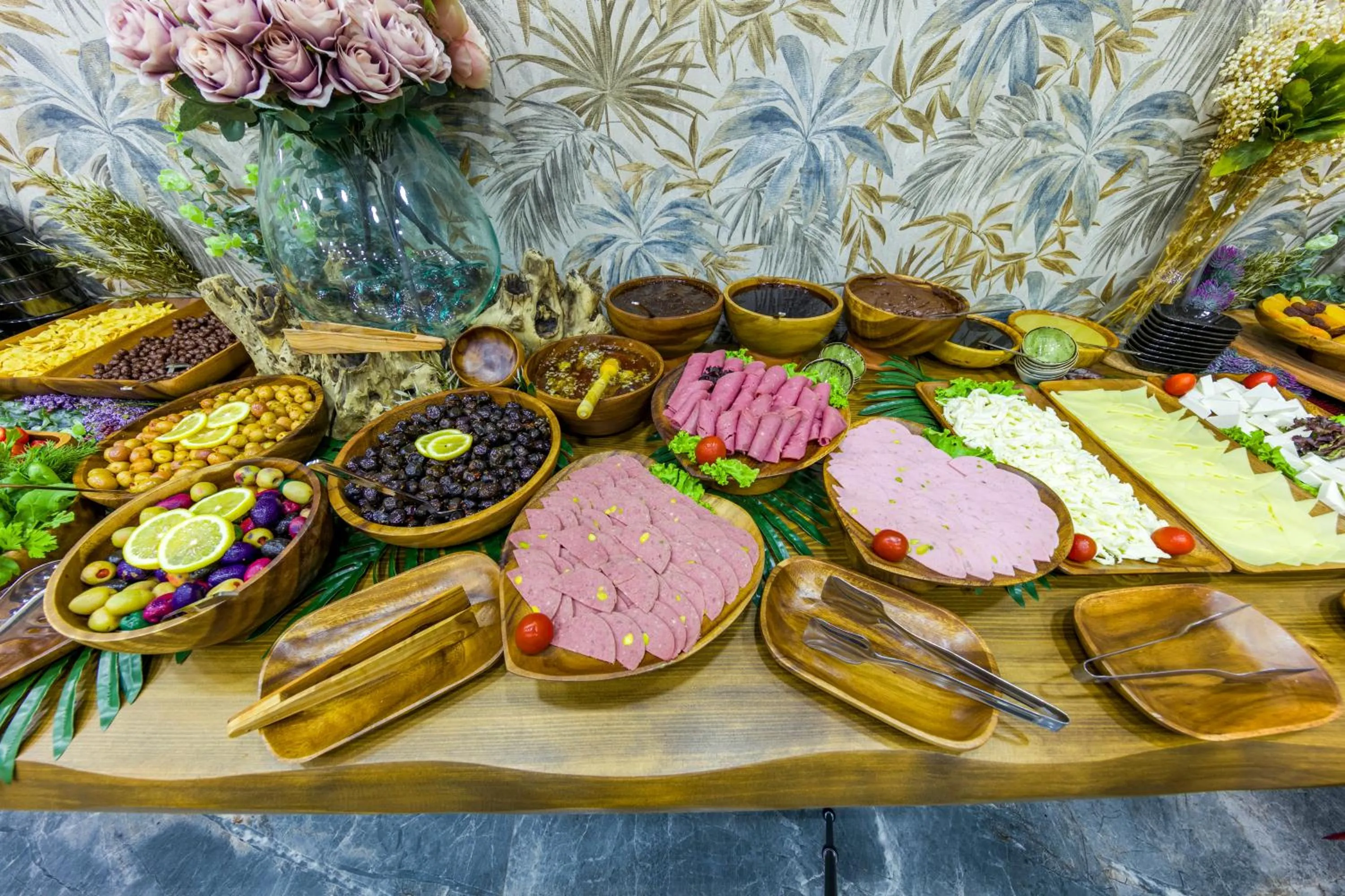 Food and drinks in Golden Bazaar hotel