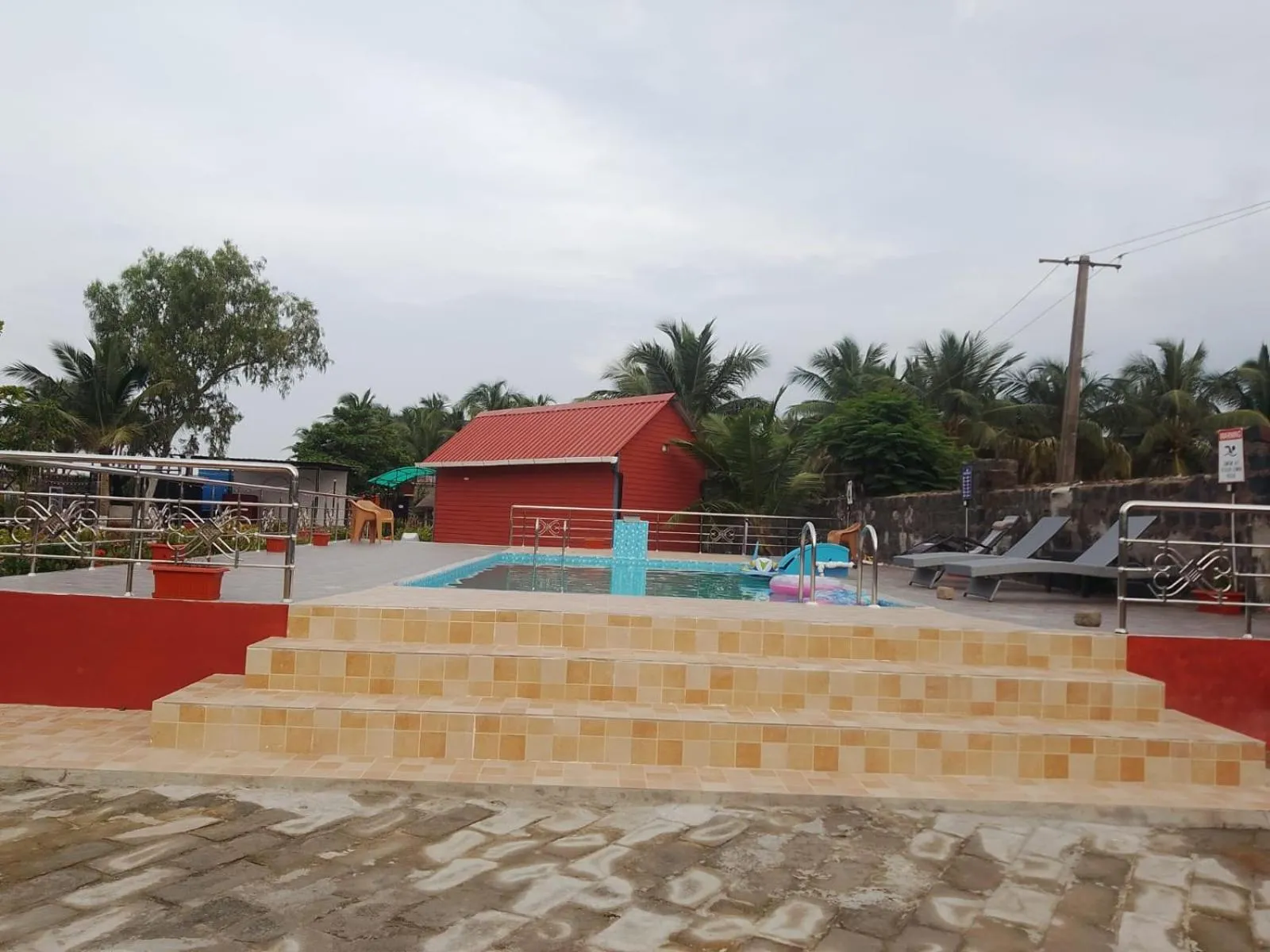 Swimming pool in Chan Beach Resort & Hotel