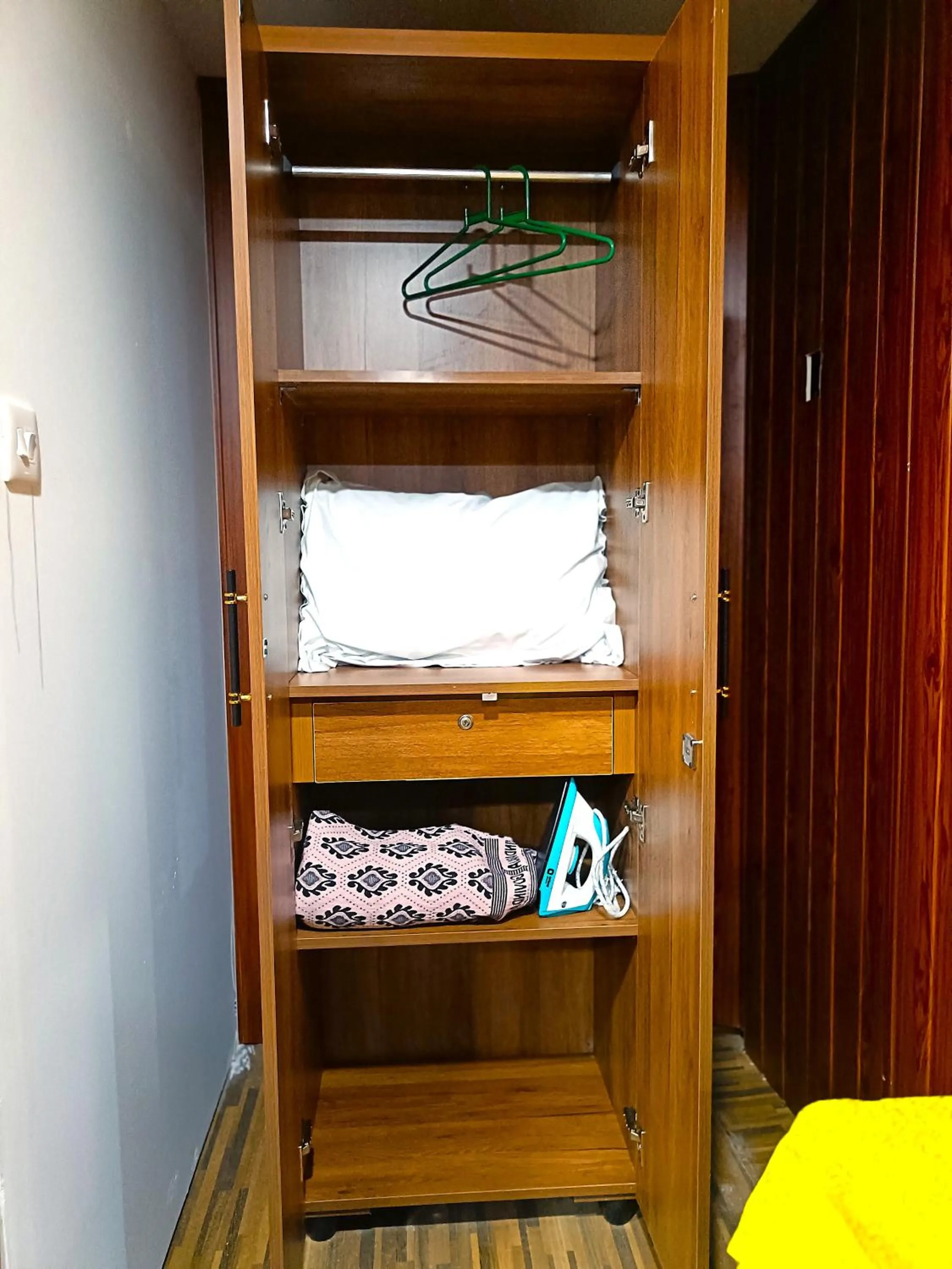 wardrobe in Chan Beach Resort & Hotel