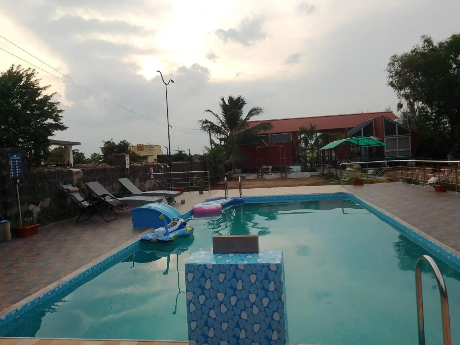 Swimming pool in Chan Beach Resort & Hotel