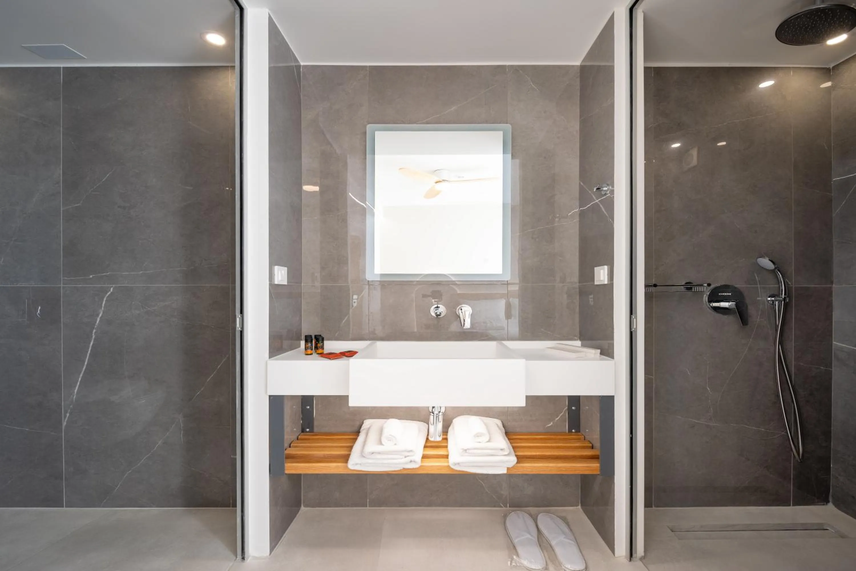 Shower in Epavli Grace Hotel