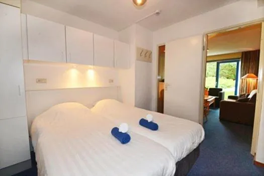 Apartment with Terrace - single occupancy in Ster-Appartement ""TIME-OUT"", met eigen KEUKEN, ZONNIG TERRAS, VERWARMD ZWEMBAD, nabij DORP, DUINEN en STRAND