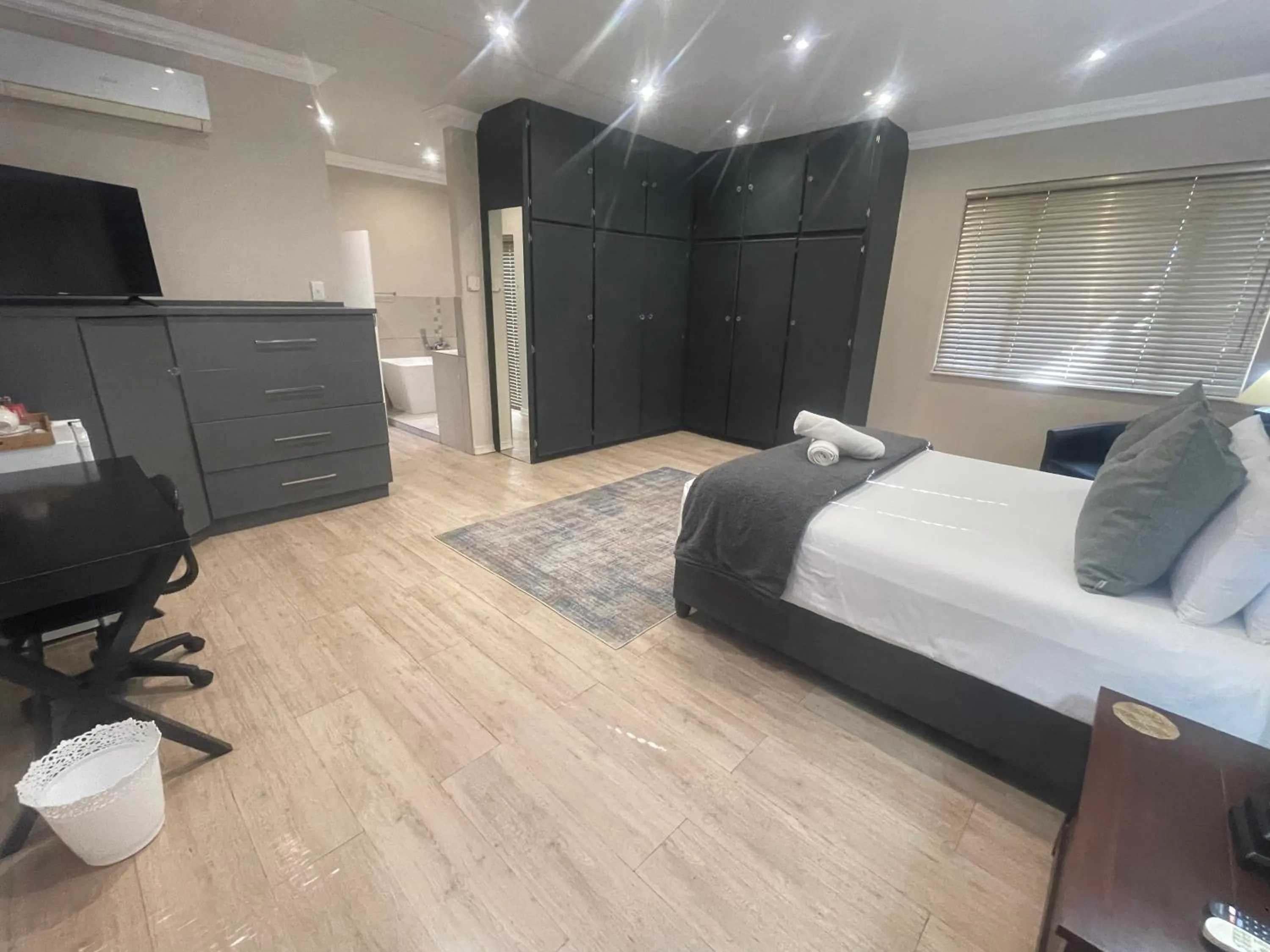 Bedroom, Bed in Grants Hill Inn