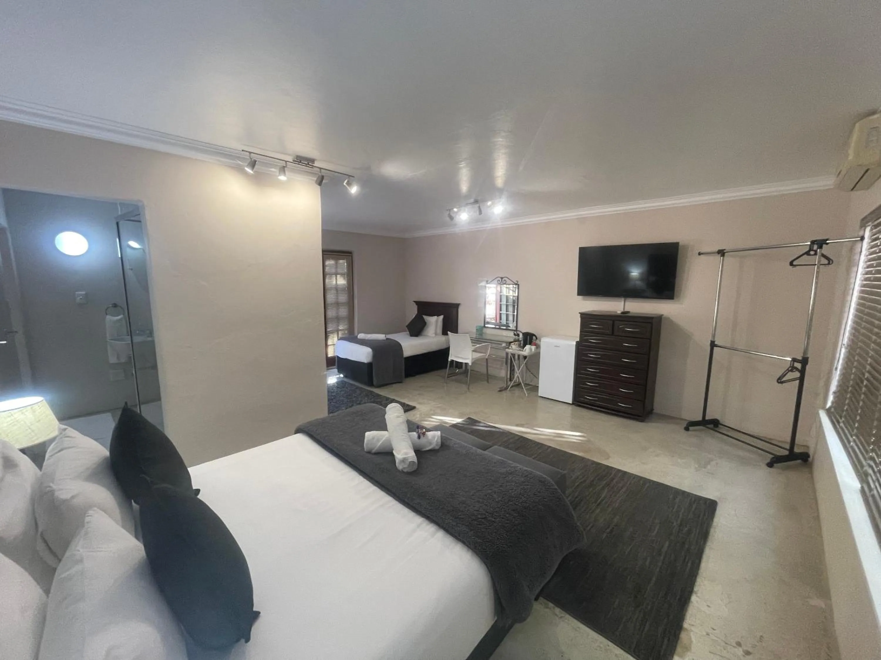 Photo of the whole room, Bed in Grants Hill Inn