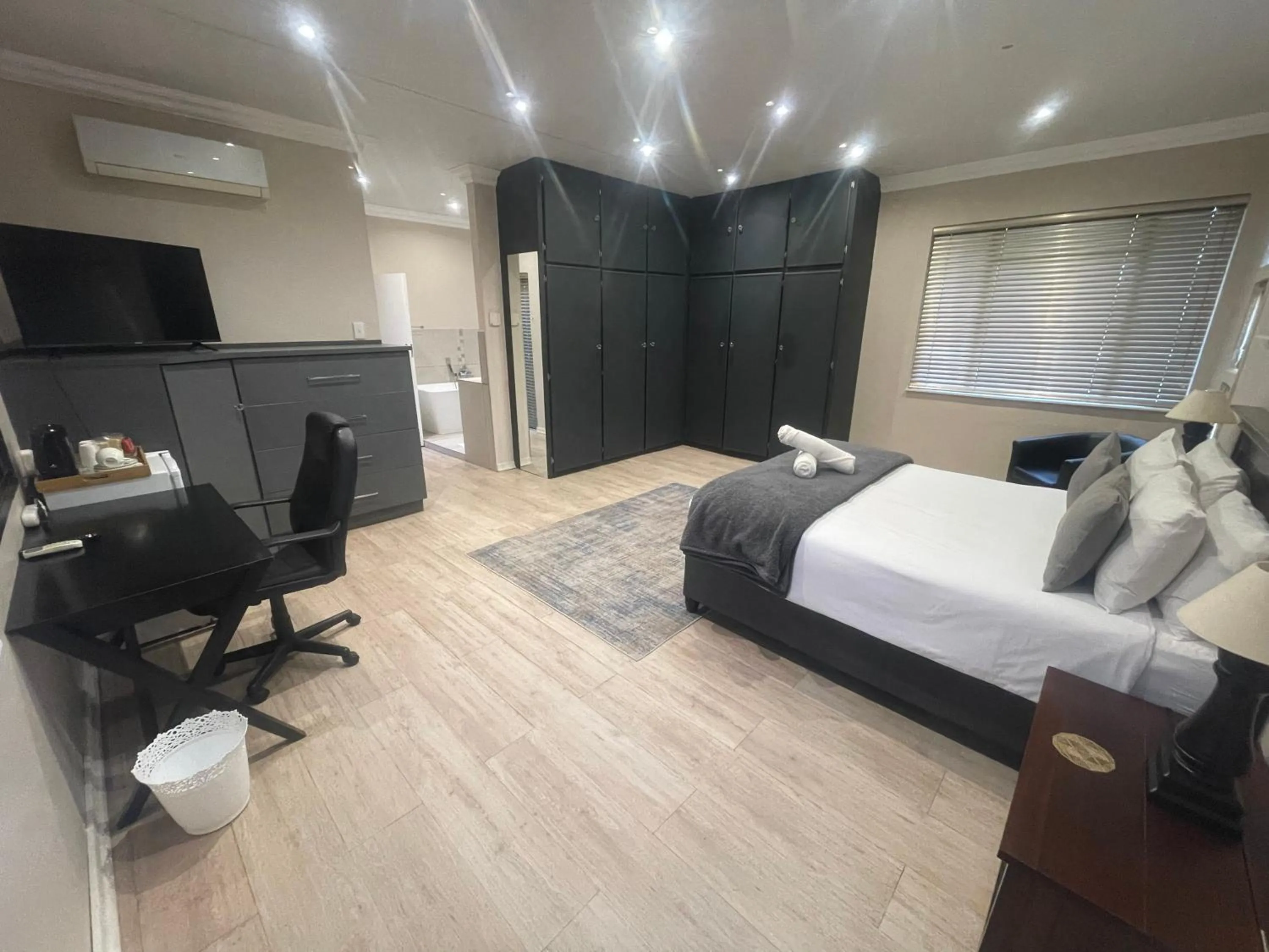 Photo of the whole room in Grants Hill Inn