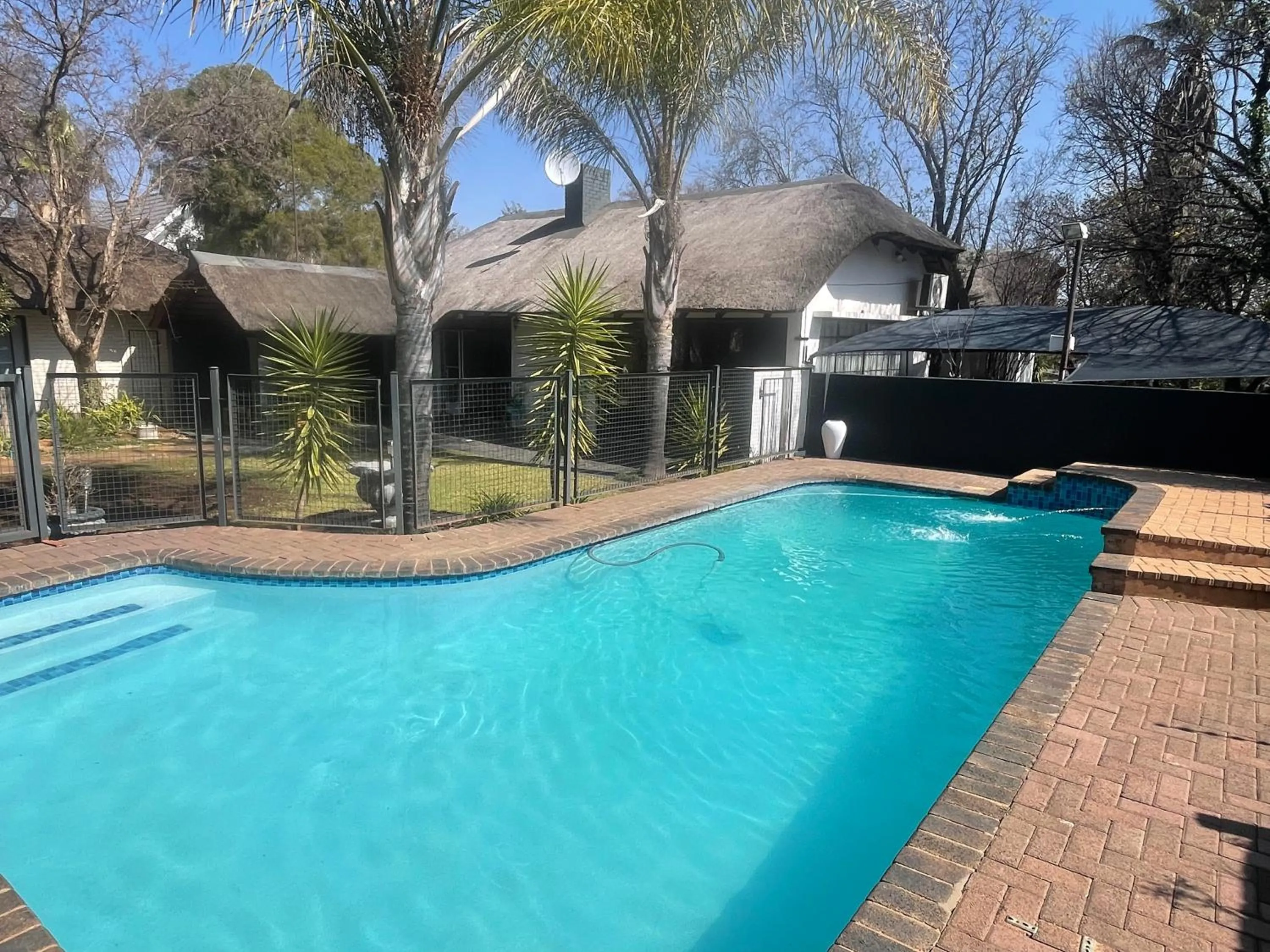Swimming pool in Grants Hill Inn