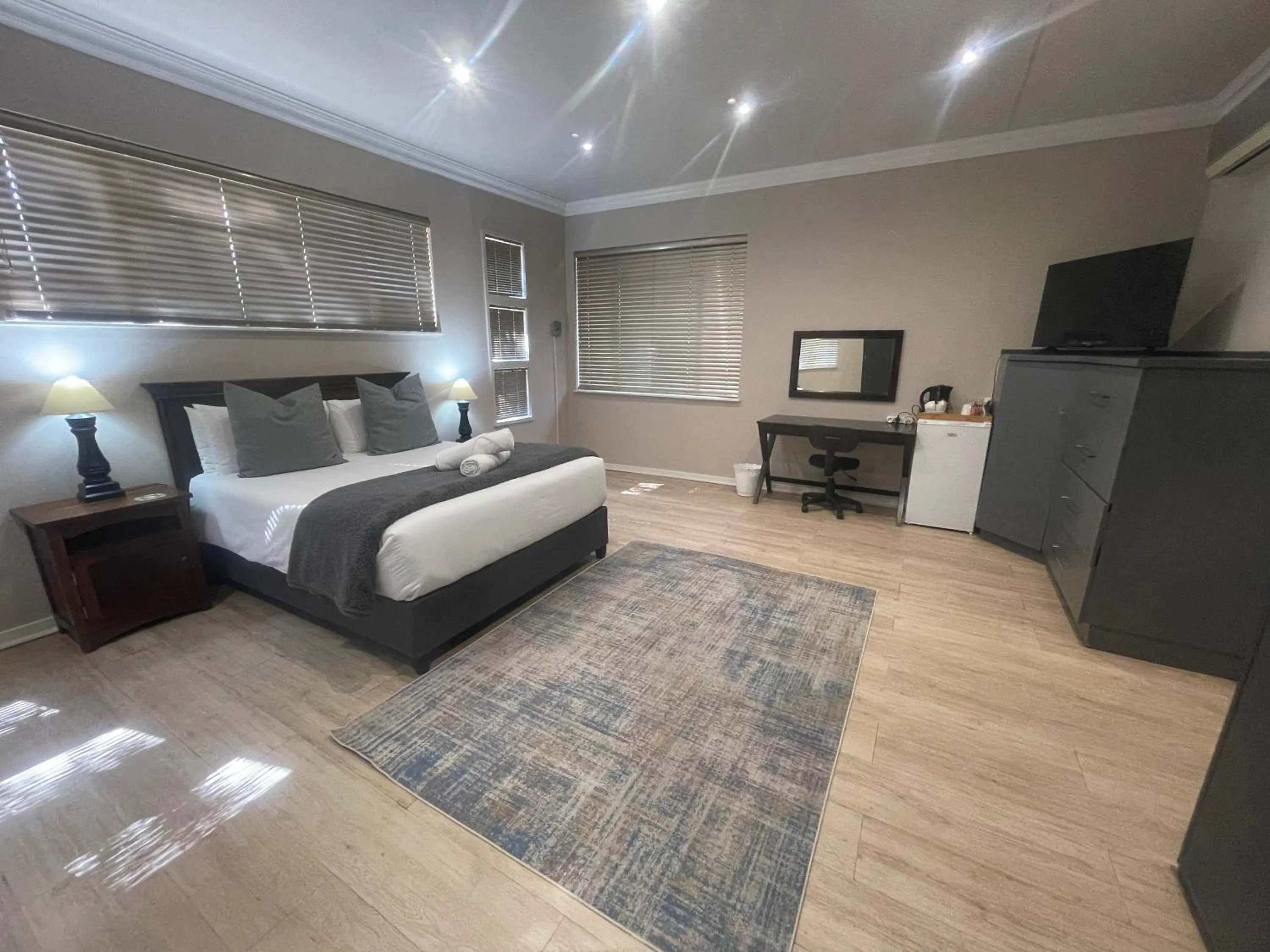 Photo of the whole room, Bed in Grants Hill Inn