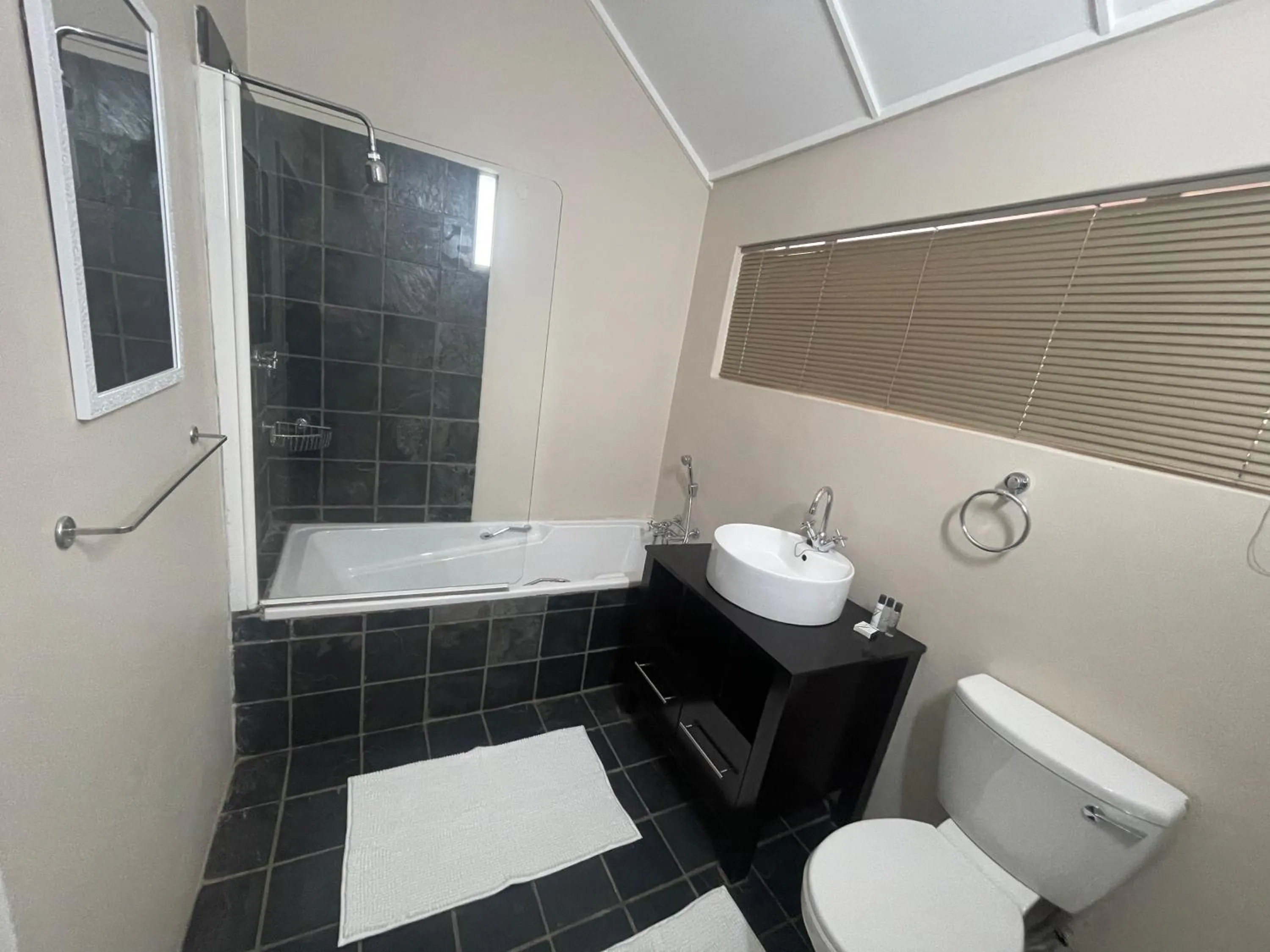 Bathroom in Grants Hill Inn