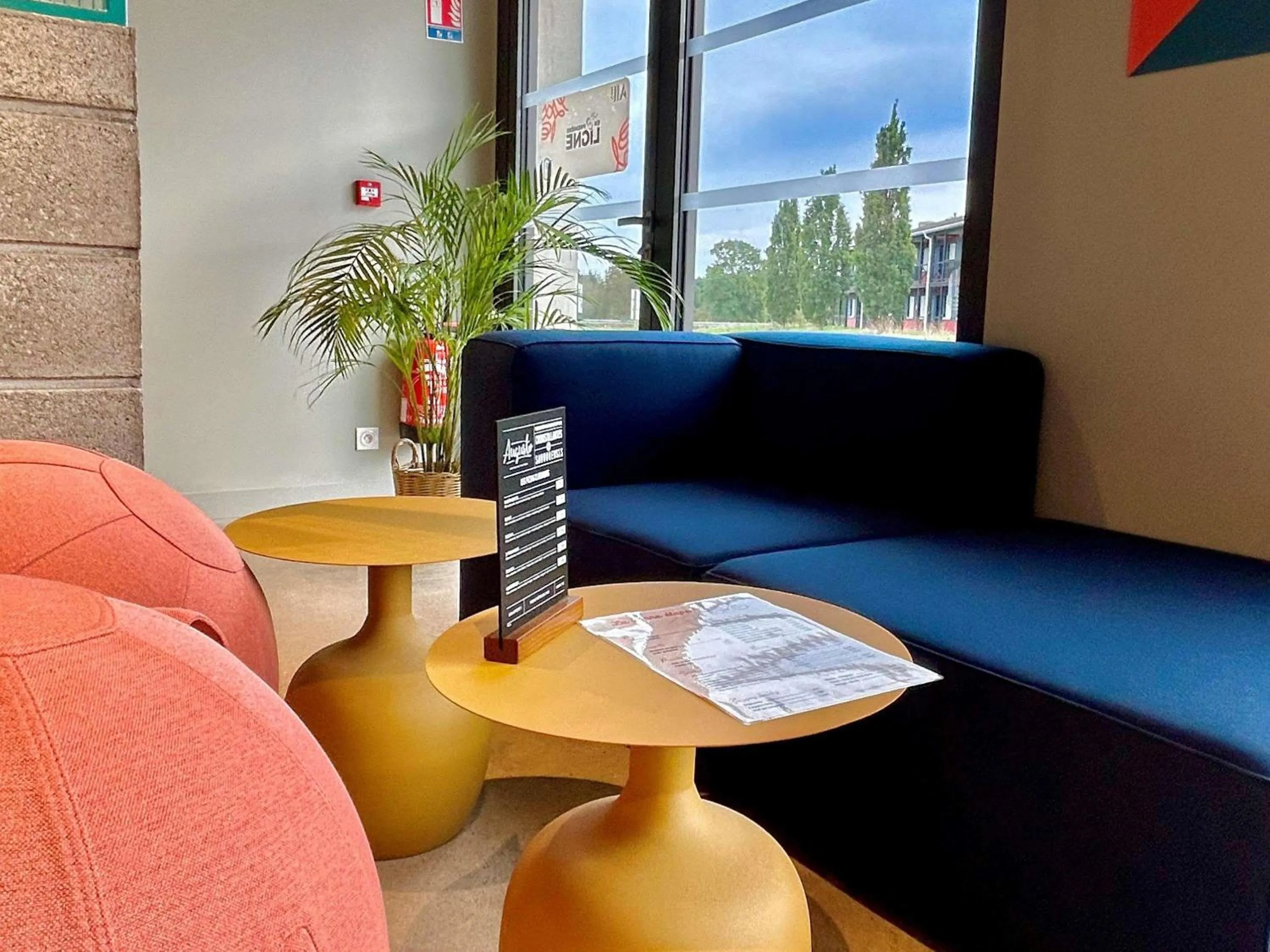 Lounge or bar in ibis budget Loudéac Vélodrome