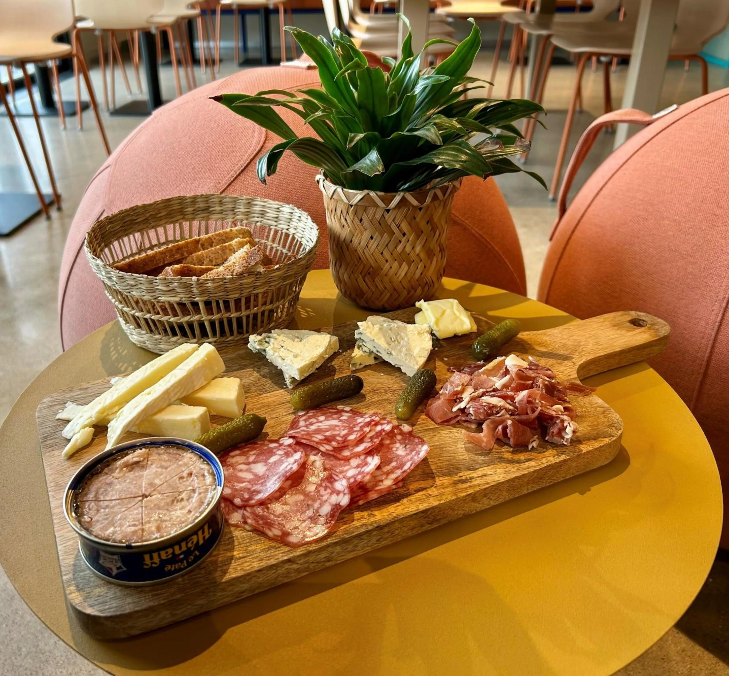 Restaurant/places to eat in ibis budget Loudéac Vélodrome