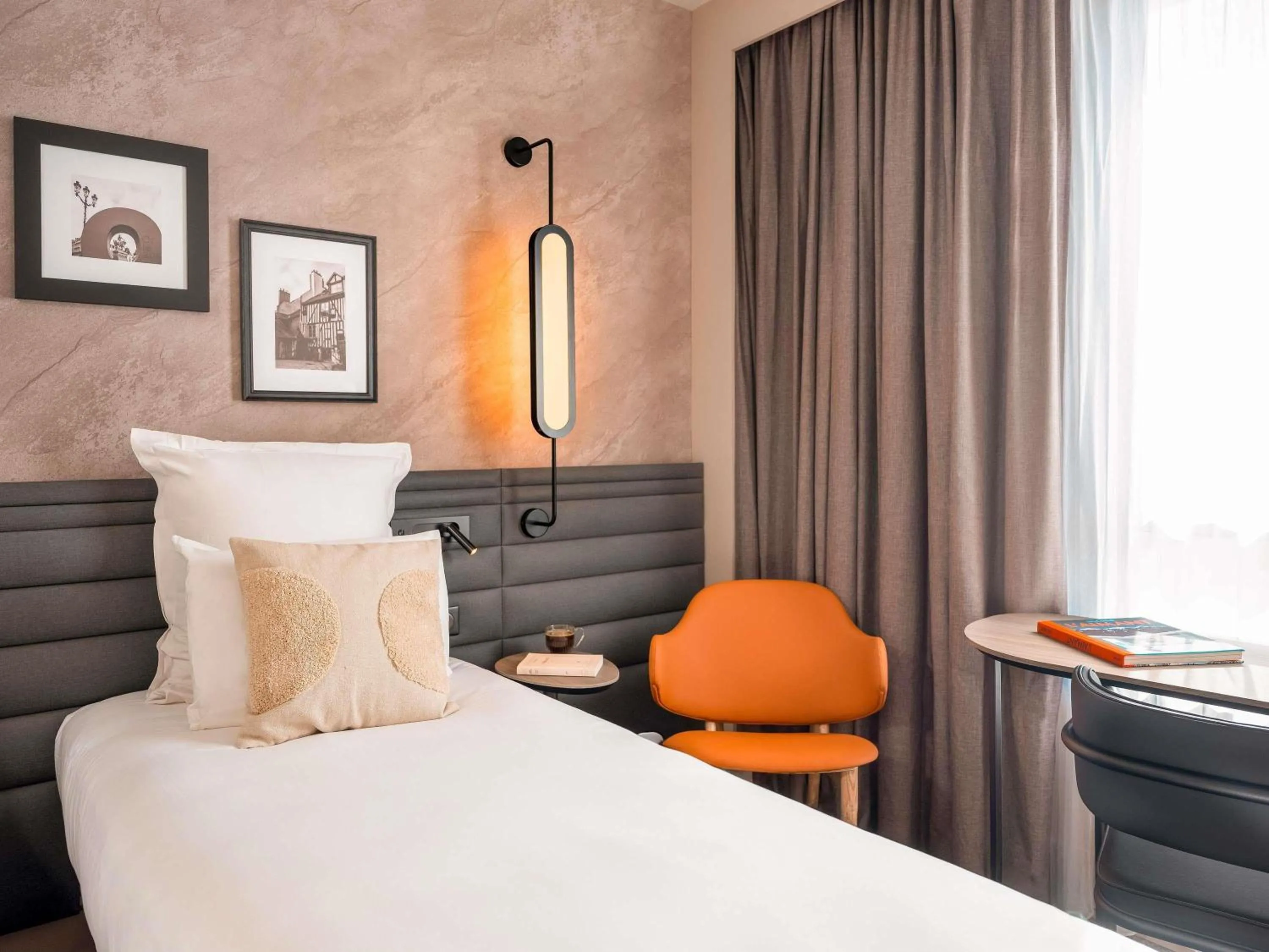 Bedroom, Bed in Novotel Orléans Centre Gare