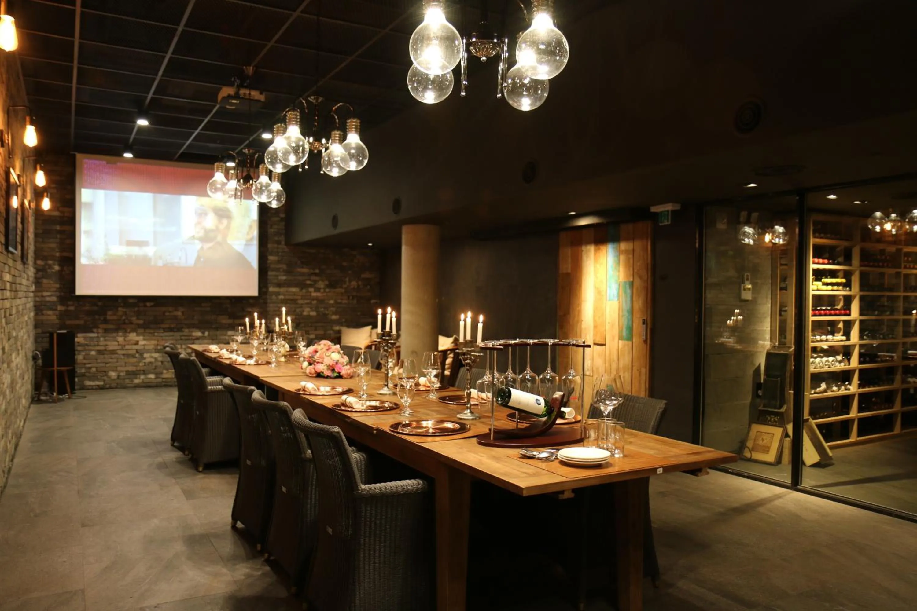 Restaurant/places to eat in Bayhill Pool & Villa