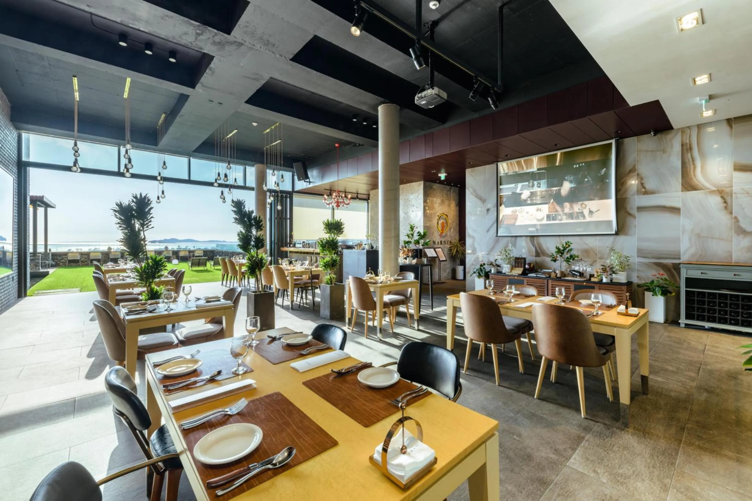 Restaurant/places to eat in Bayhill Pool & Villa