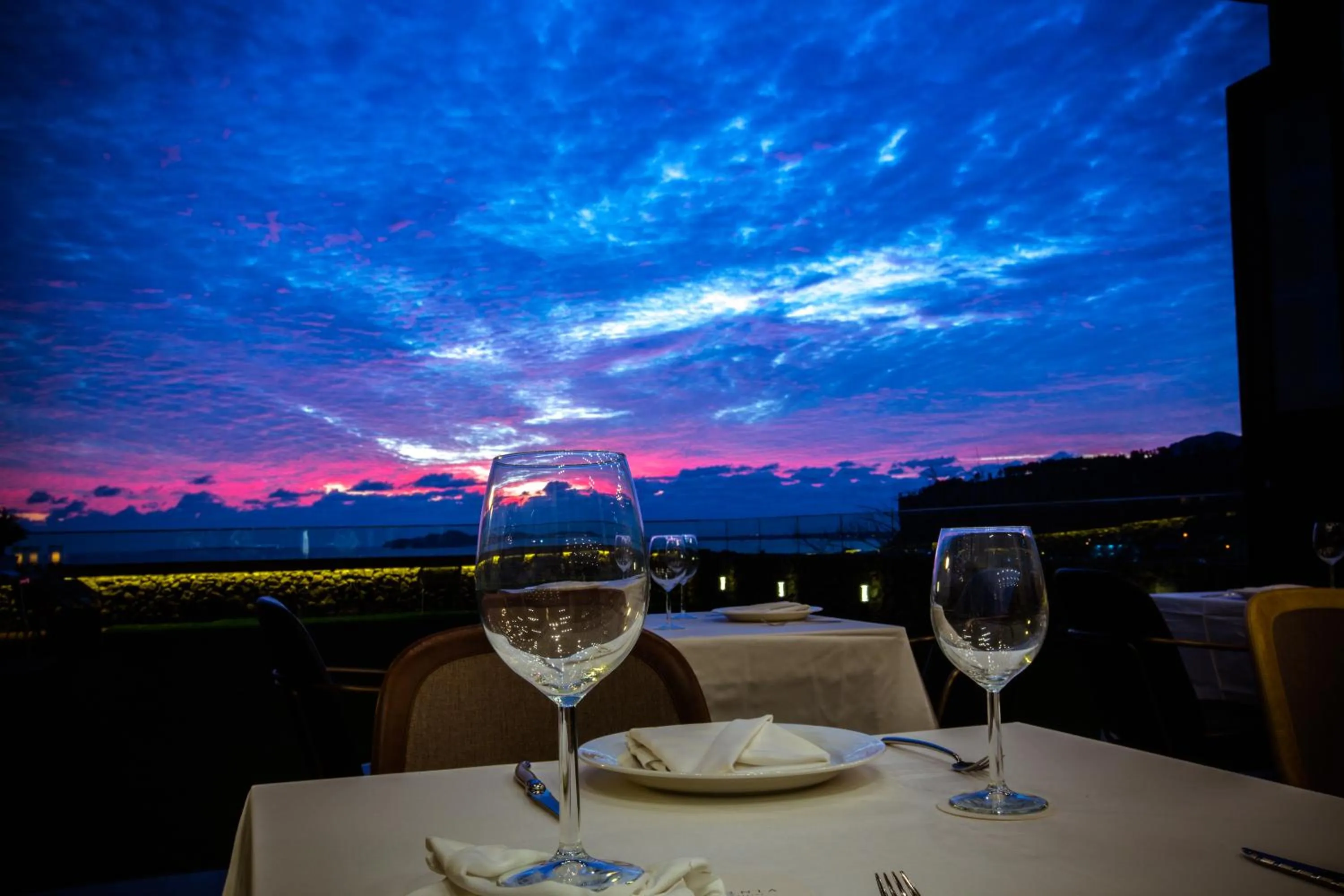 Restaurant/places to eat in Bayhill Pool & Villa