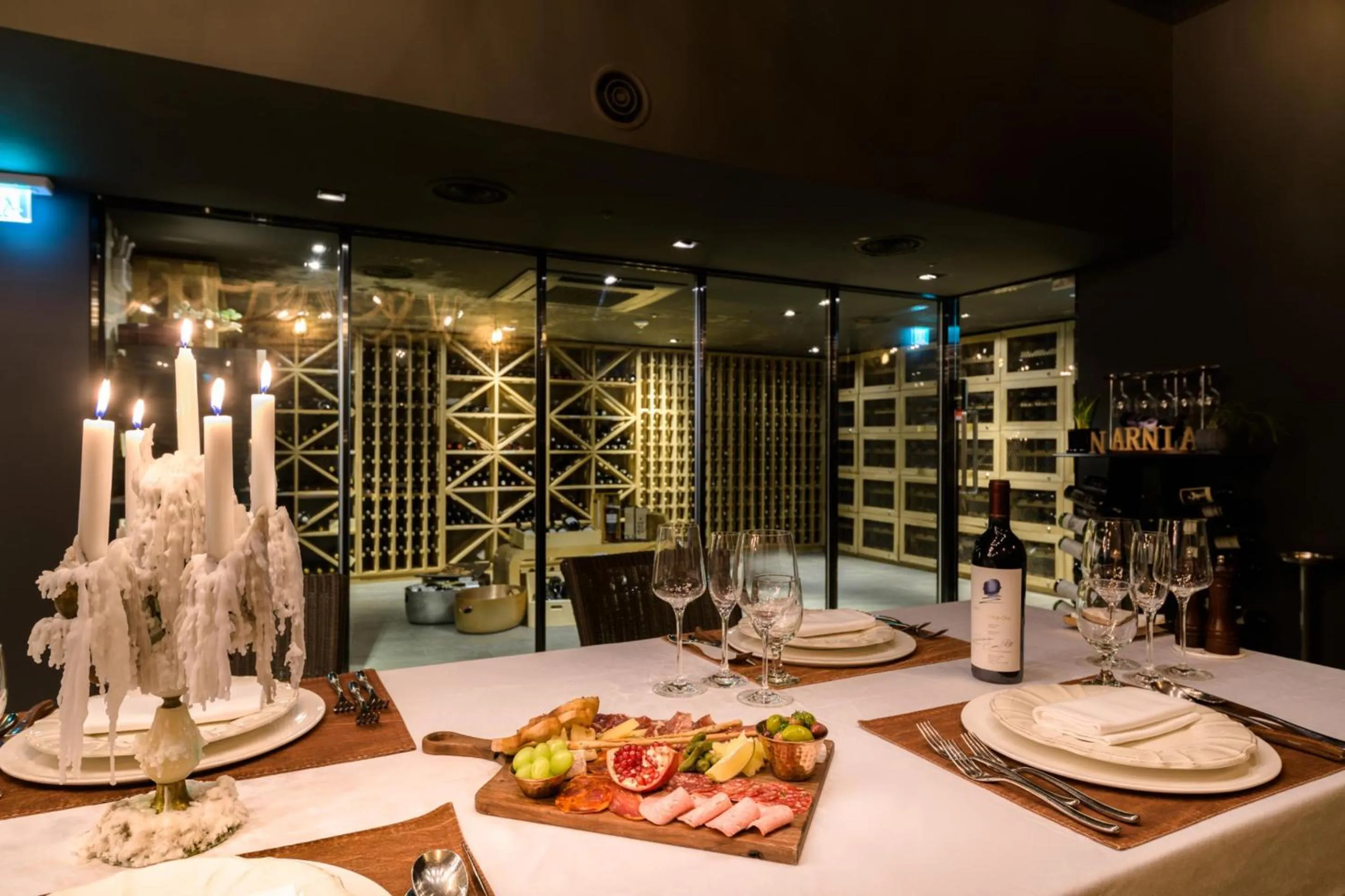 Restaurant/places to eat in Bayhill Pool & Villa