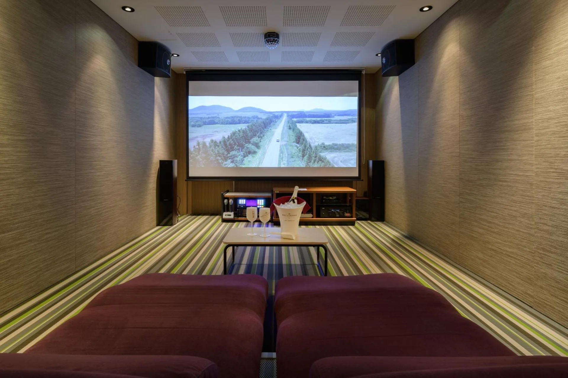 TV and multimedia, Bed in Bayhill Pool & Villa