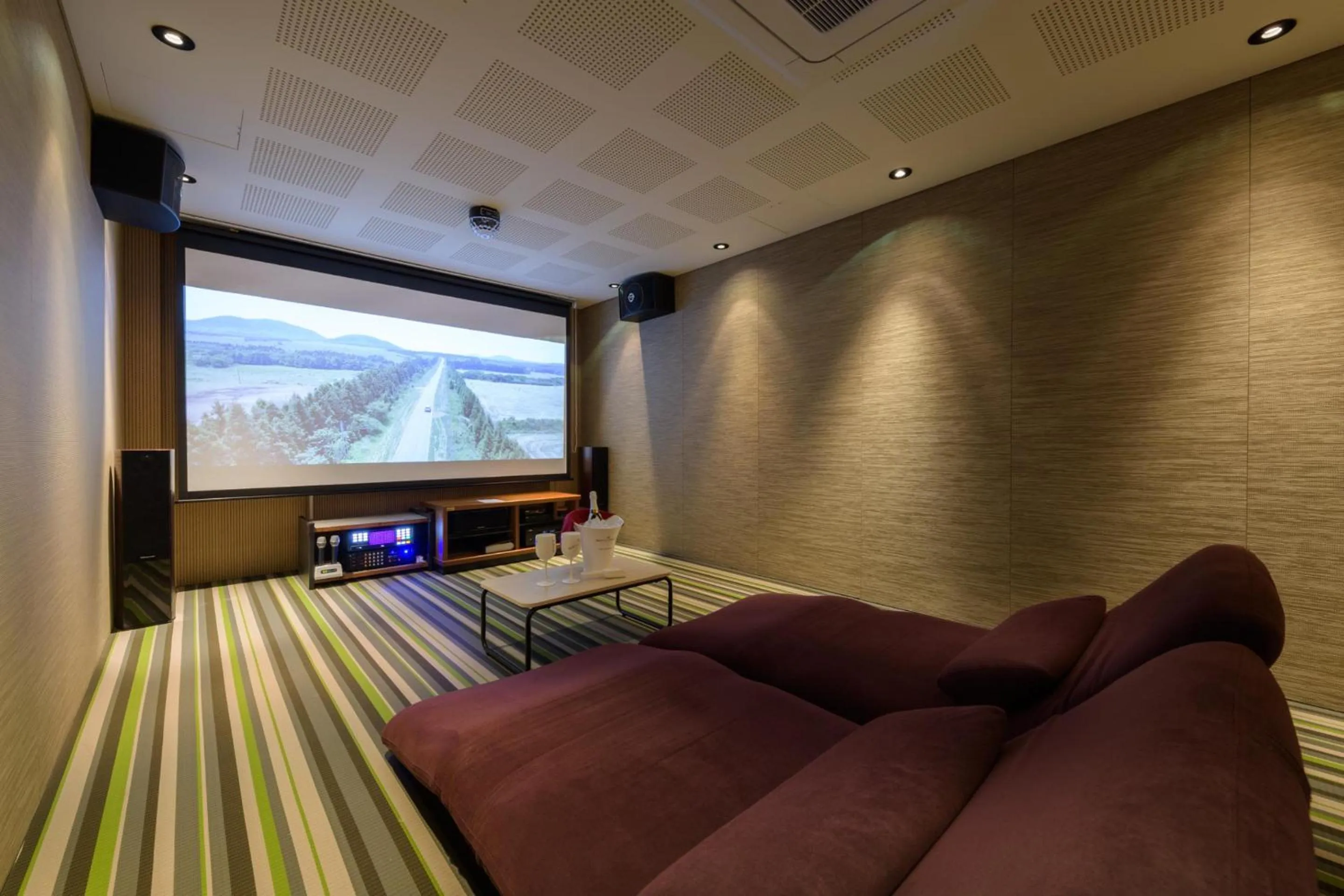 TV and multimedia in Bayhill Pool & Villa