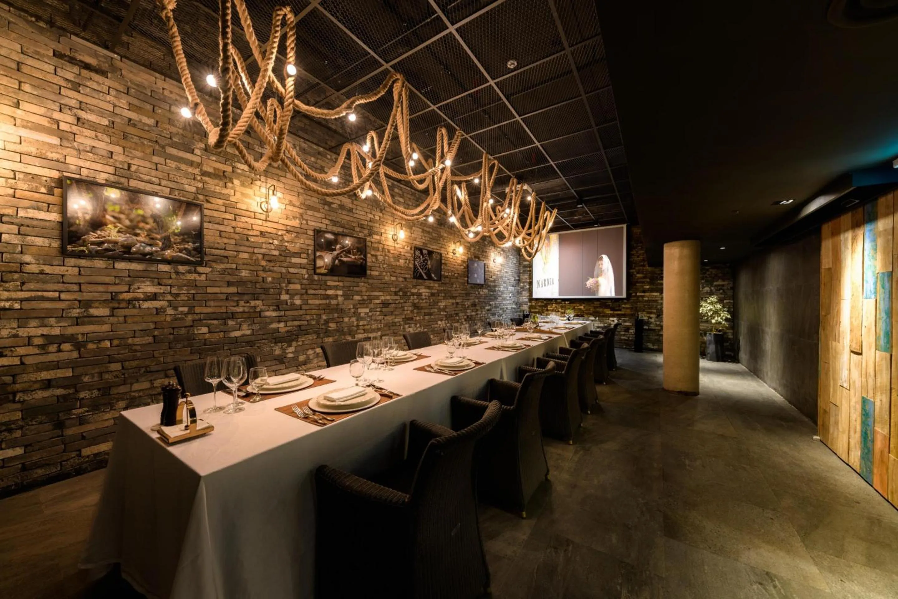 Restaurant/places to eat in Bayhill Pool & Villa