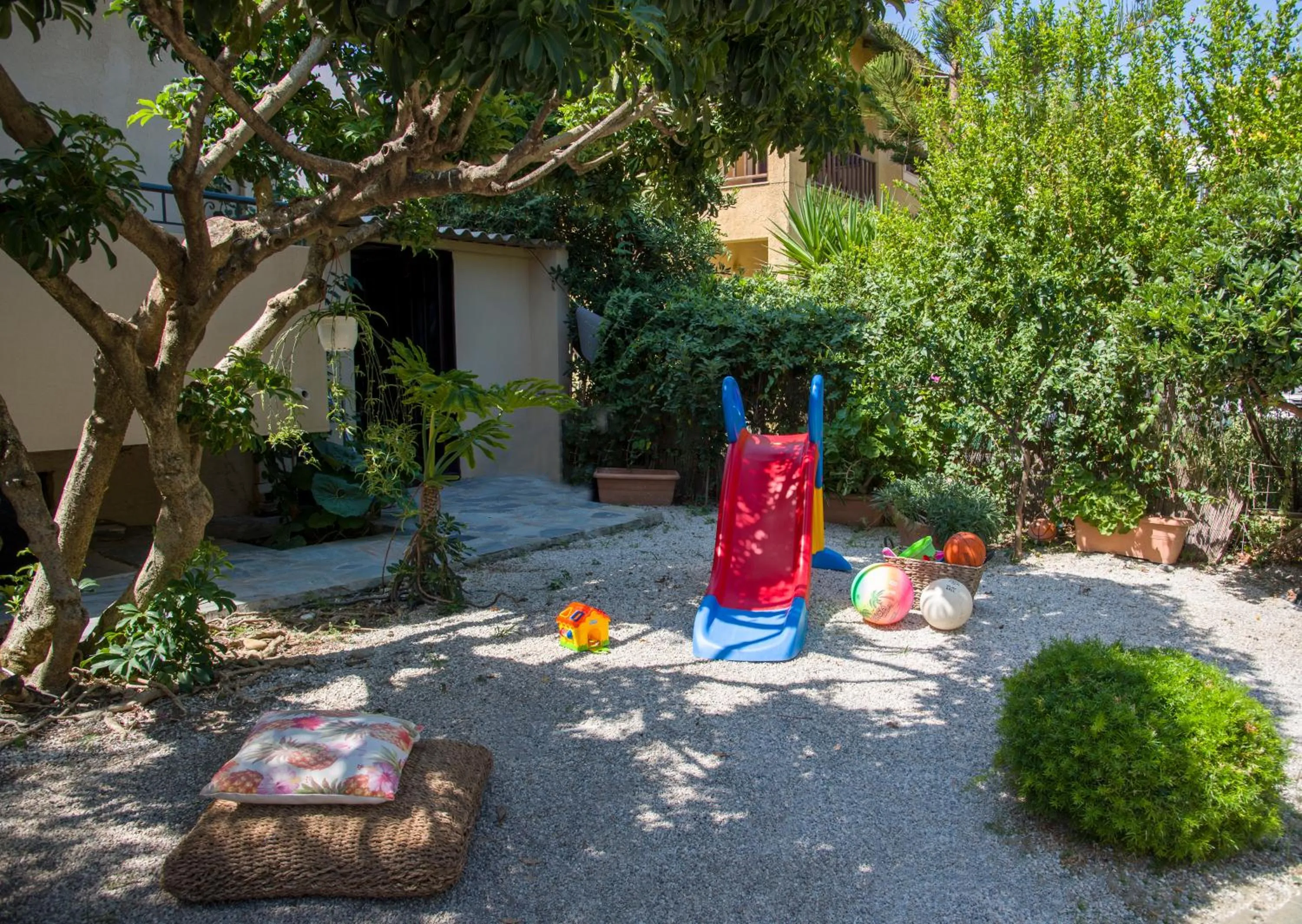 Garden in Evangelos Apartments