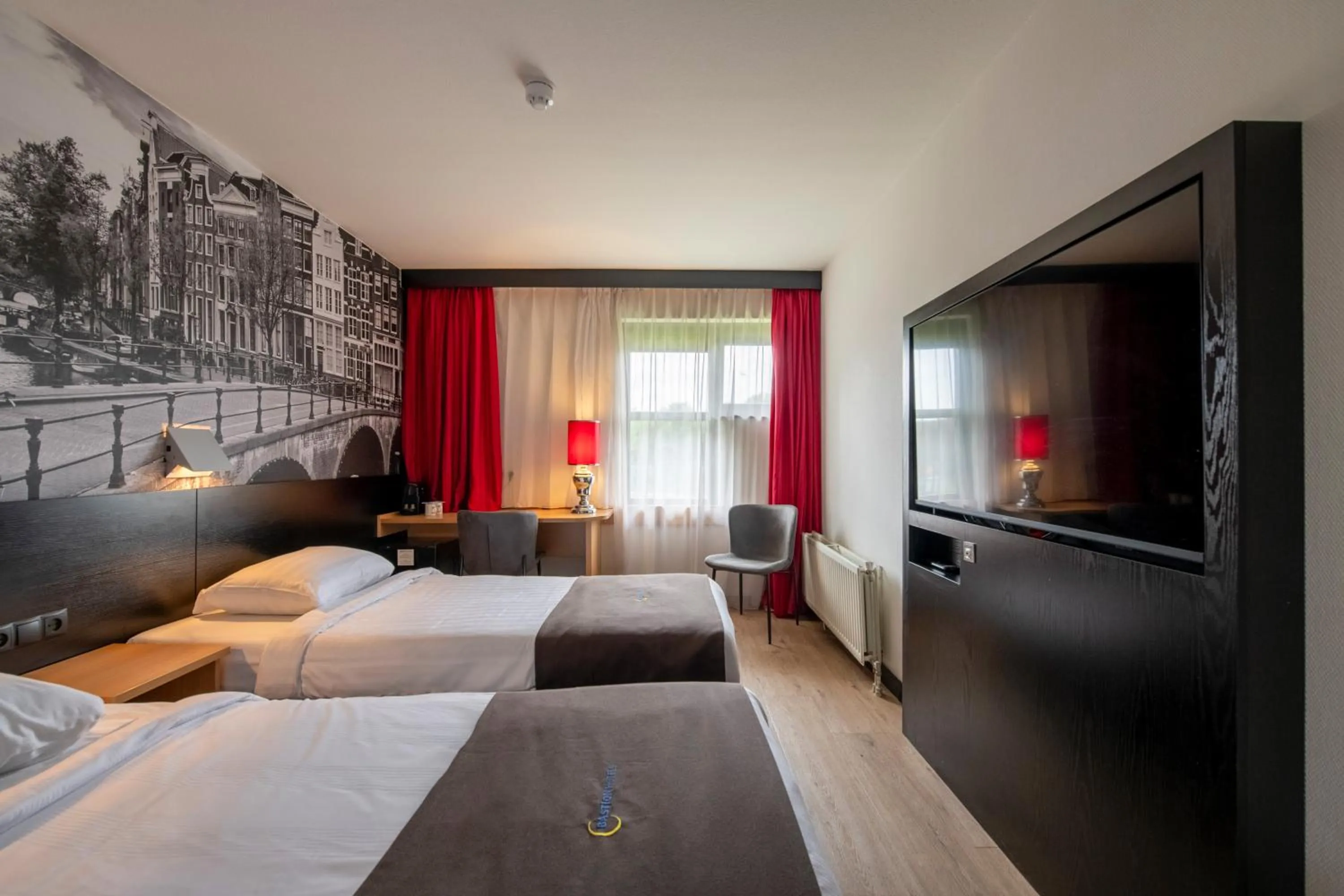 Bedroom, Bed in Bastion Hotel Schiphol Hoofddorp