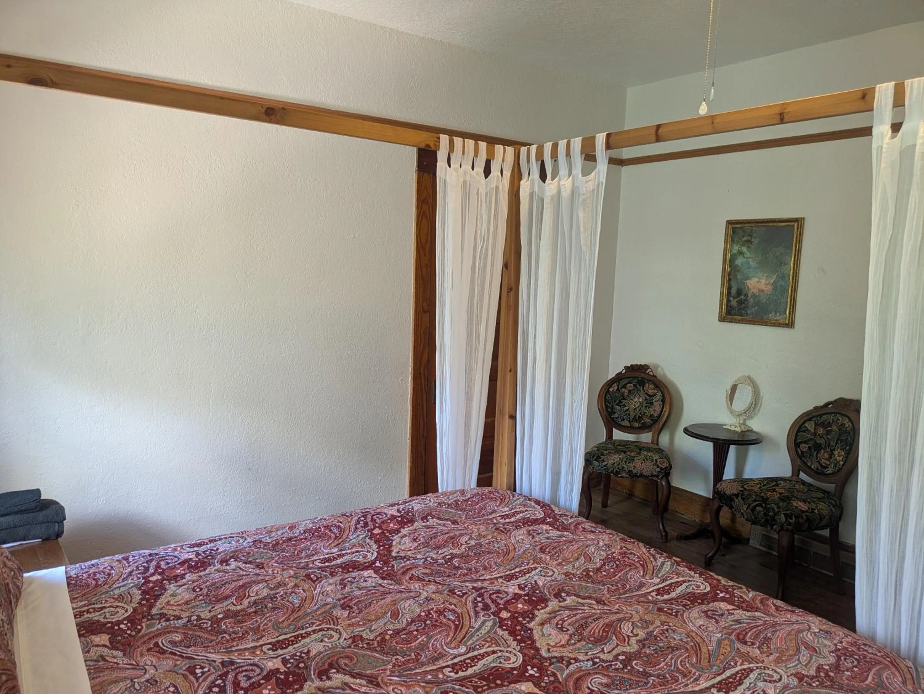 Queen Room with Shared Bathroom in The Oliver House - Adults Only