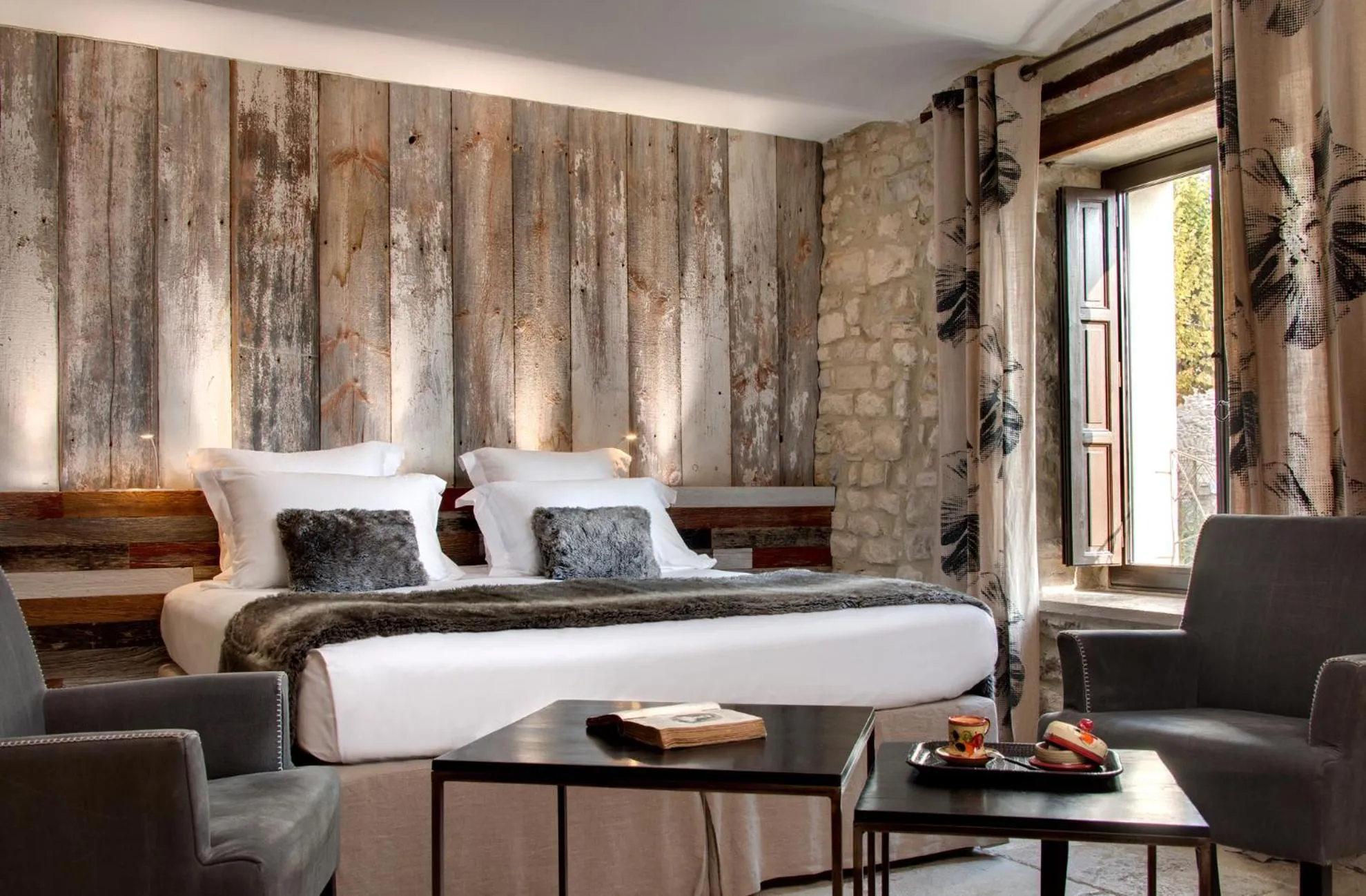 Bedroom in La Maison du Passage - Chambres - Suites premium, Spa, Piscine et Restaurant