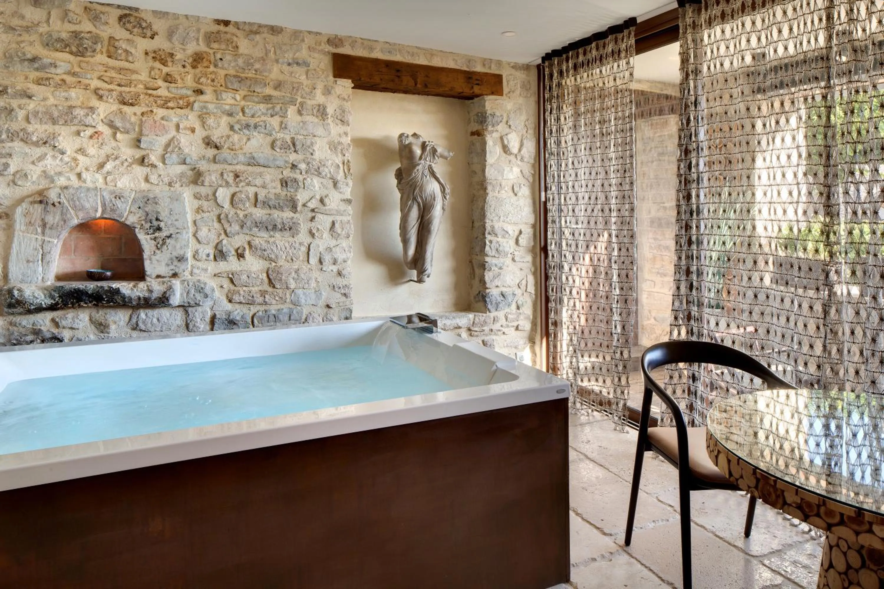 Hot Tub in La Maison du Passage - Chambres - Suites premium, Spa, Piscine et Restaurant