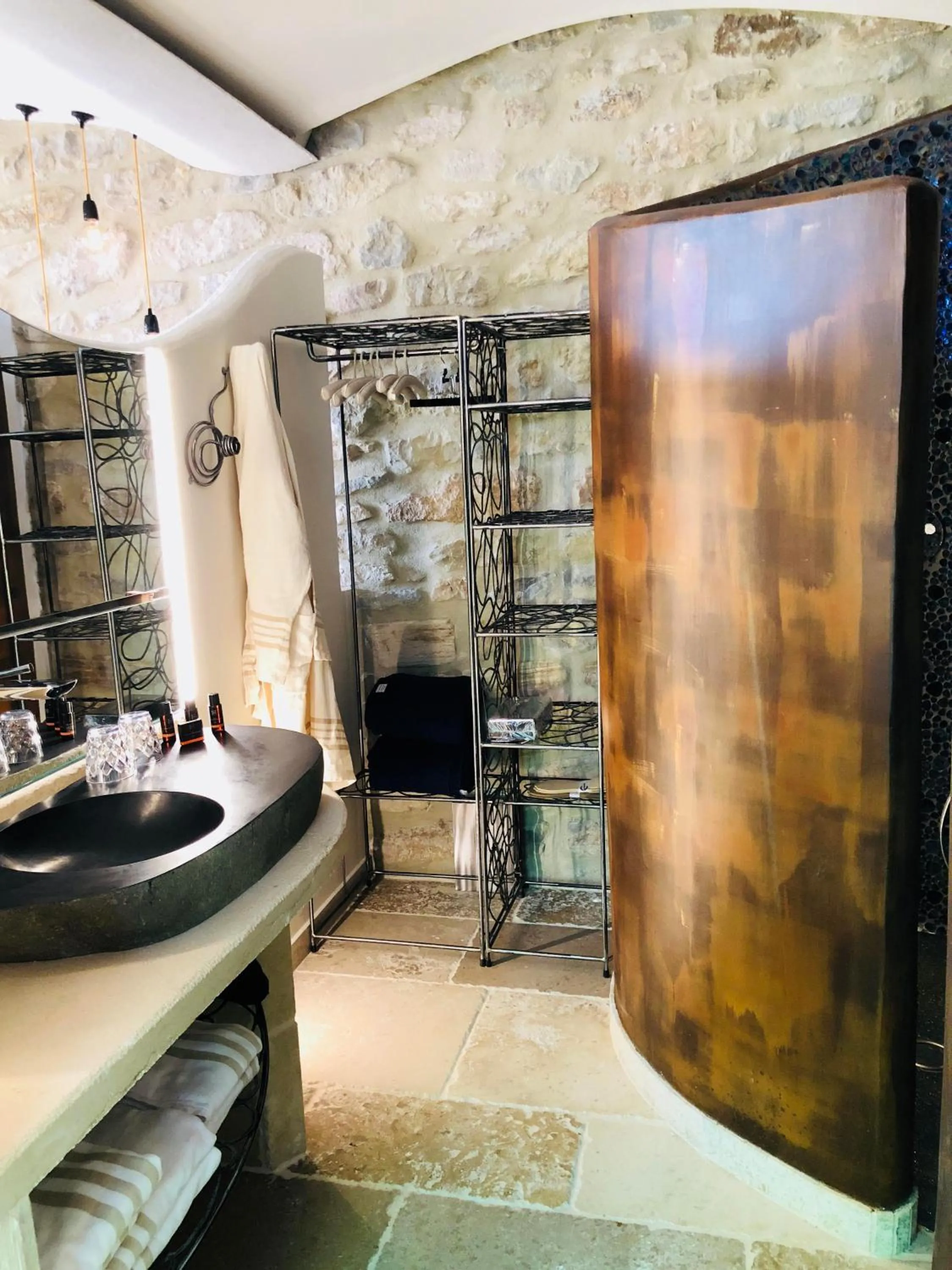 Bathroom in La Maison du Passage - Chambres - Suites premium, Spa, Piscine et Restaurant