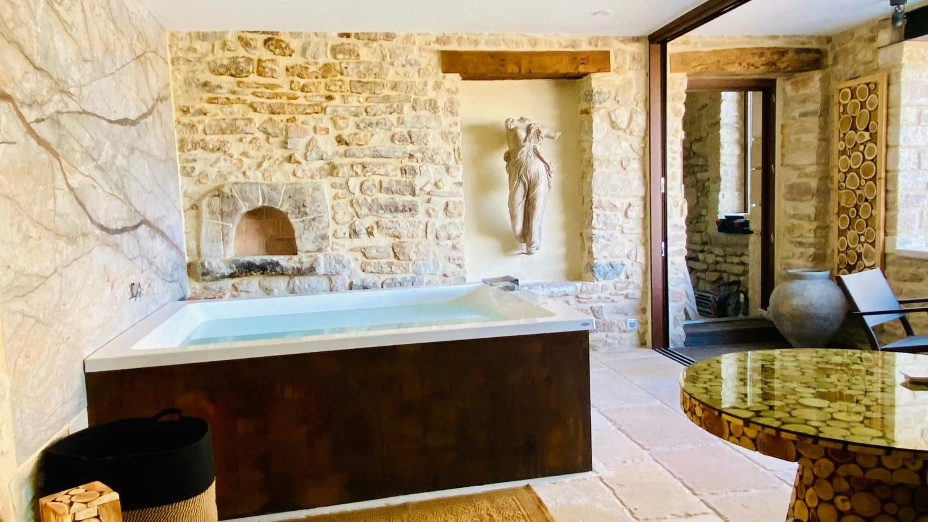 Hot Tub in La Maison du Passage - Chambres - Suites premium, Spa, Piscine et Restaurant