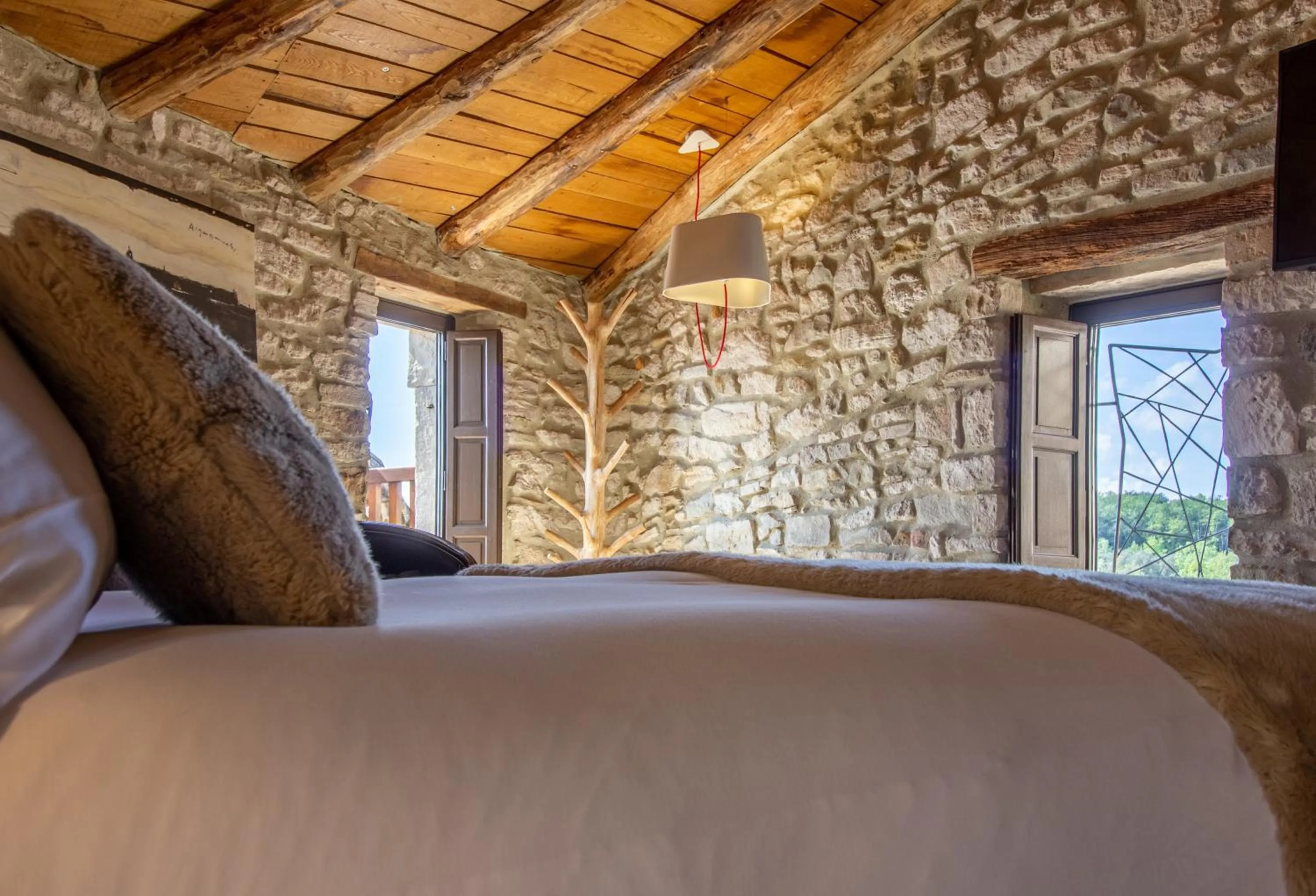 Bed in La Maison du Passage - Chambres - Suites premium, Spa, Piscine et Restaurant